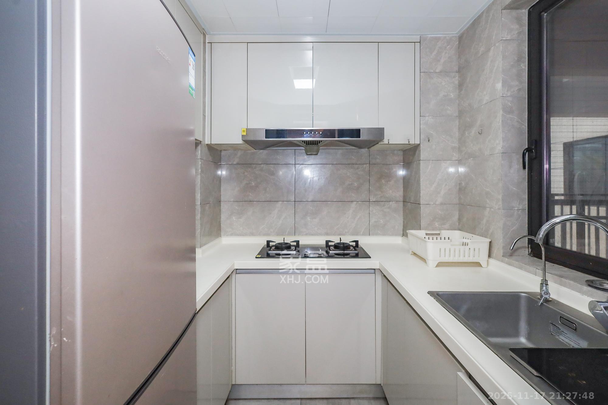 金茂建发泊悦  3室2厅2卫    160.0万厨房