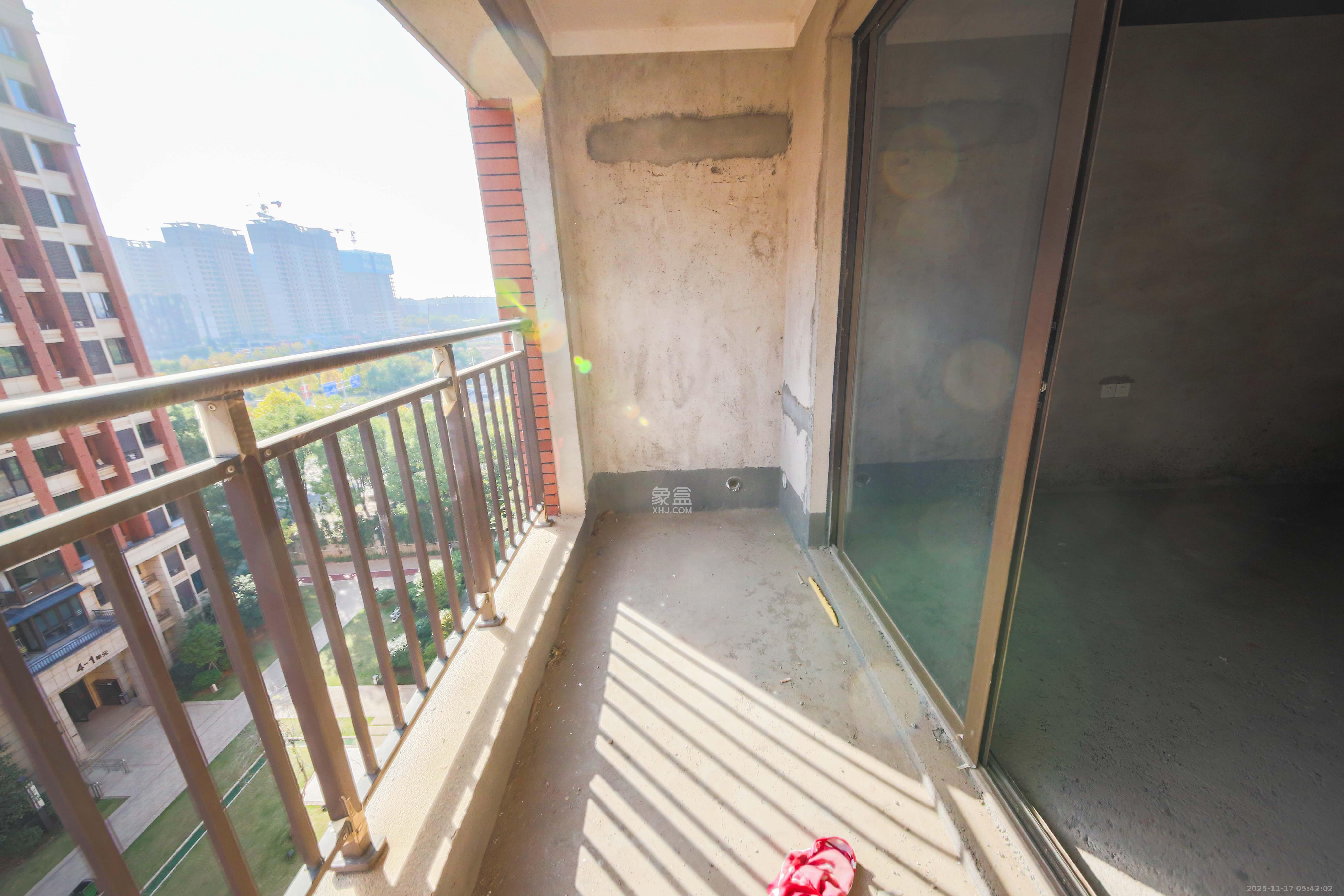 香缇雅苑(鑫远翡丽郡二期) 3室2厅1卫 135.0万 香缇雅苑(鑫远翡丽郡二期) 3室2厅1卫 135.0万阳台