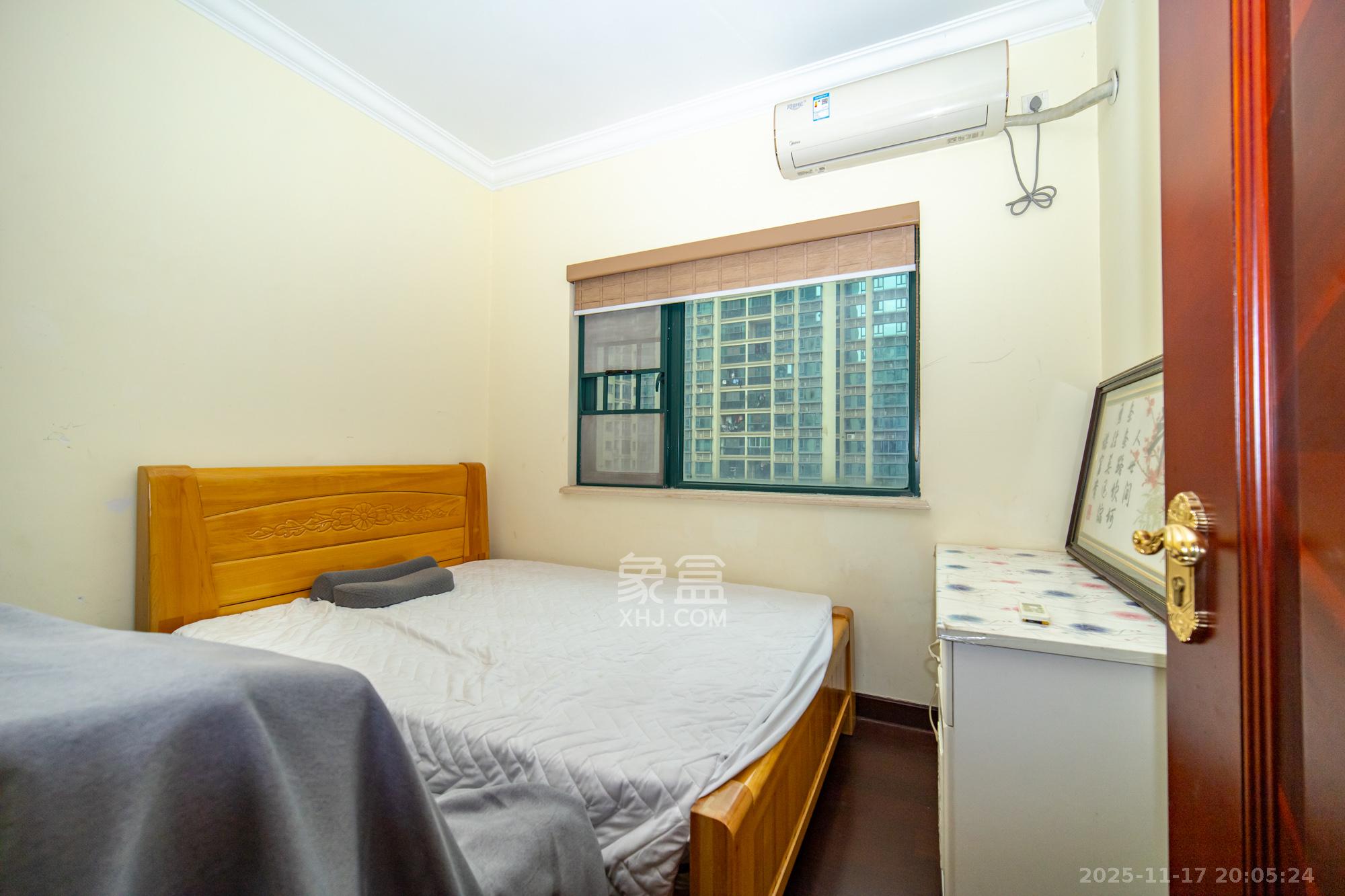 恒大翡翠华庭 4室2厅2卫 130.0万 恒大翡翠华庭 4室2厅2卫 130.0万卧室