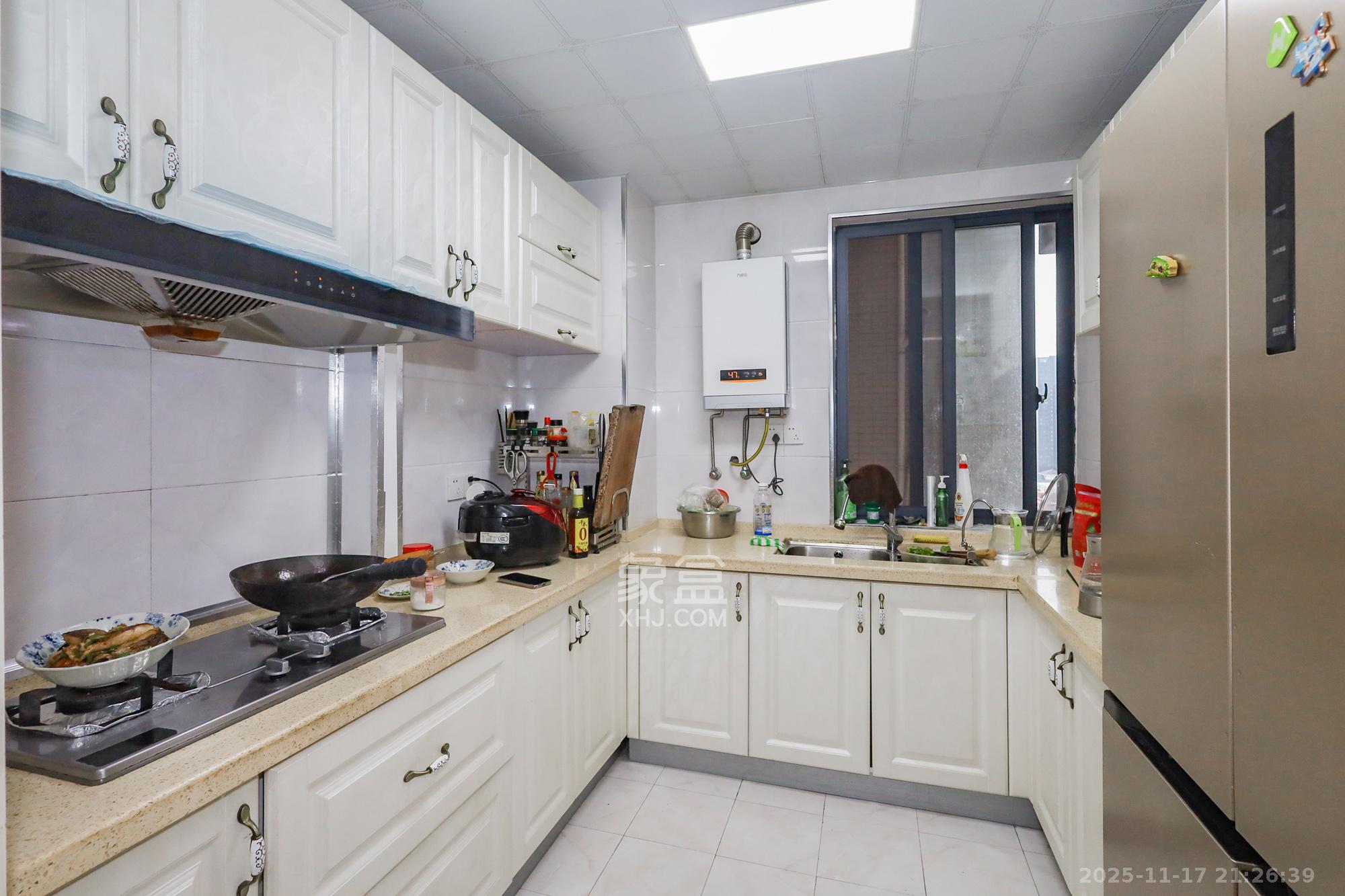 钰龙天下一期  3室2厅2卫    258.0万厨房