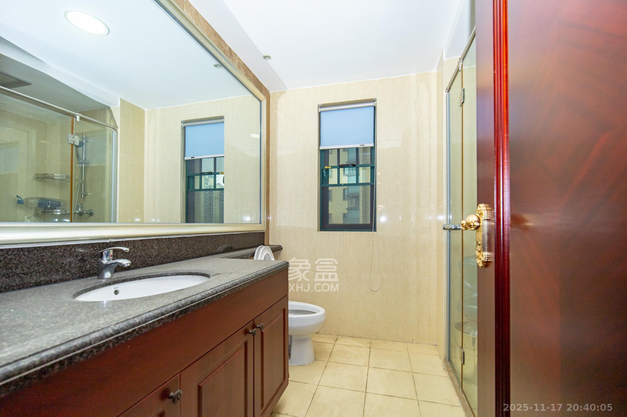 恒大翡翠华庭 3室2厅2卫 91.8万 恒大翡翠华庭 3室2厅2卫 91.8万卫生间