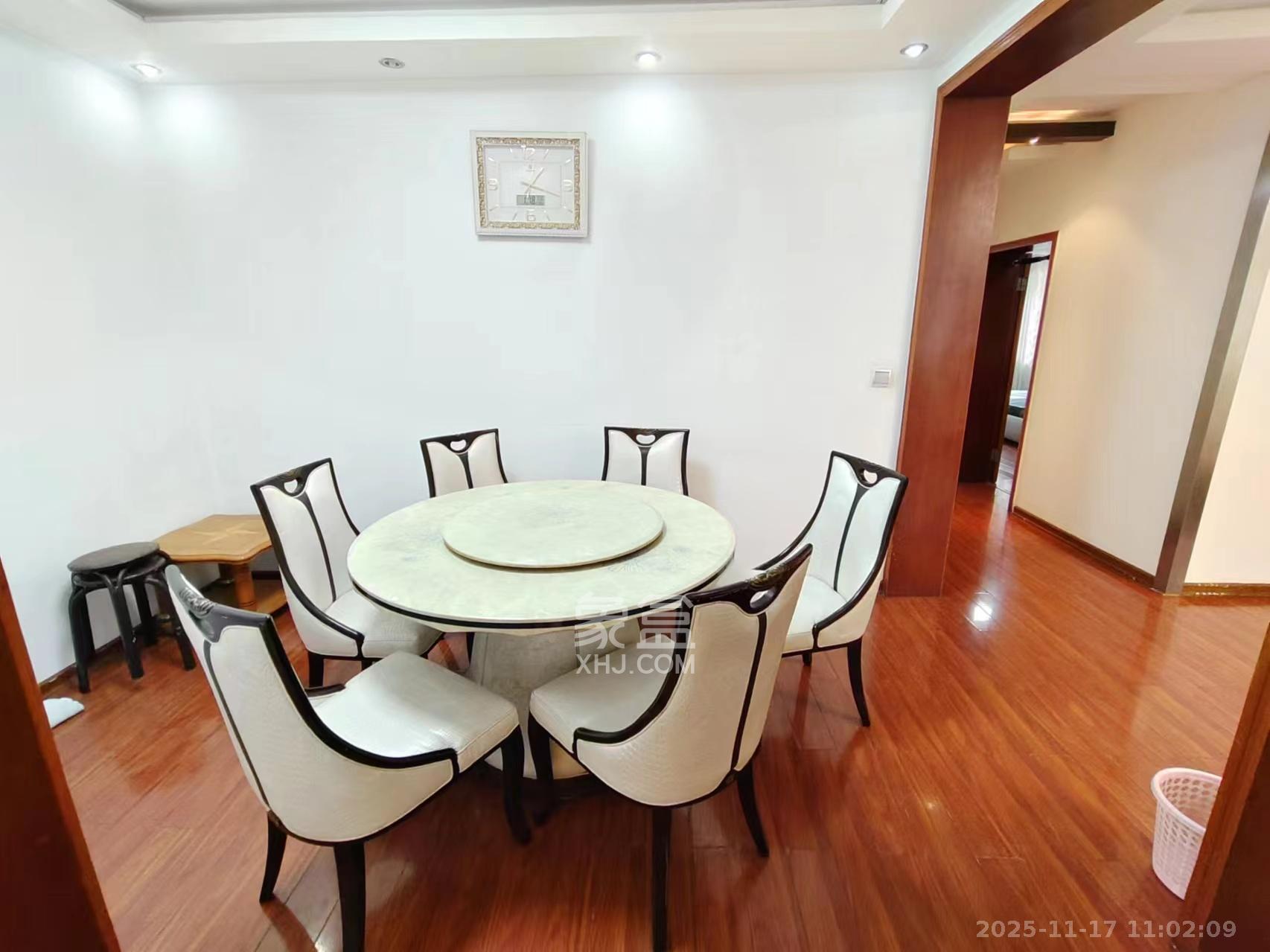 新桥小区  3室2厅2卫    2000.0元/月室内图