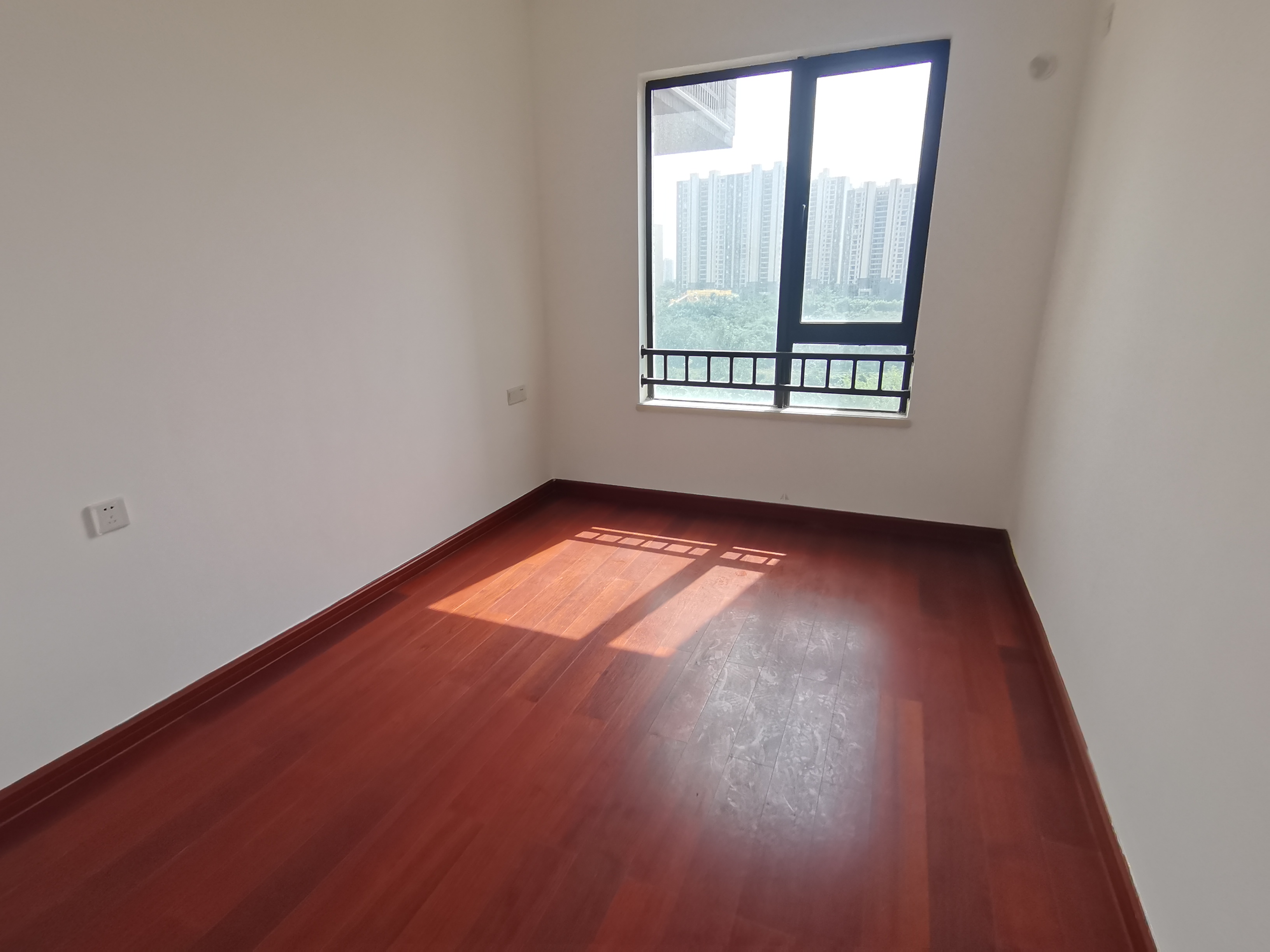 中海锦城  3室2厅2卫    196.0万客厅