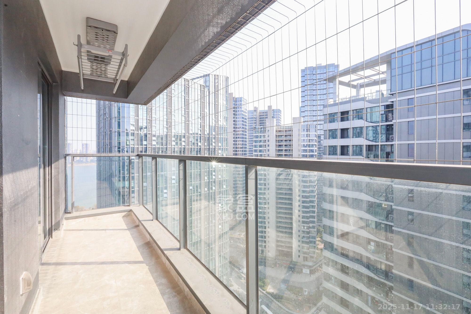 复地滨江金融中心  3室2厅2卫    4500.0元/月室内图