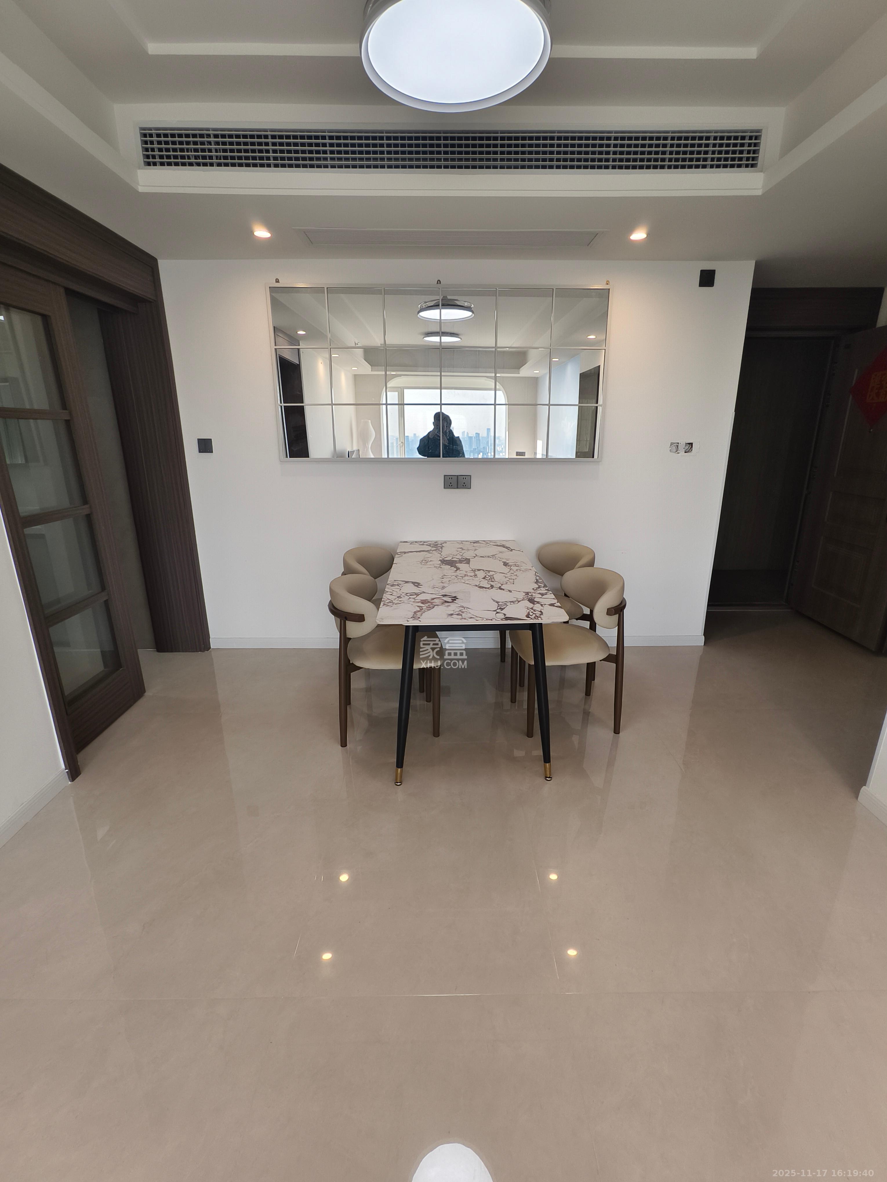 绿地V岛  3室2厅2卫    4000.0元/月室内图