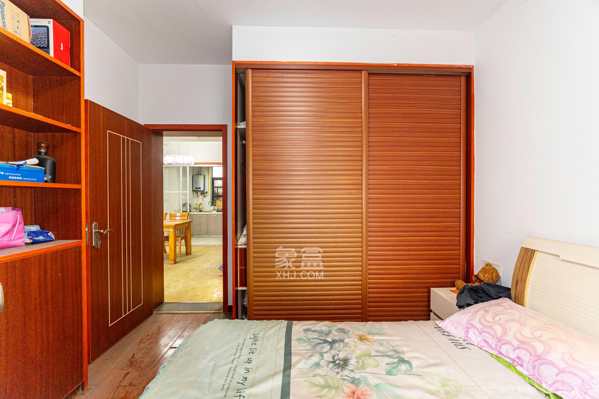 悦湖山  4室2厅2卫    74.0万卧室