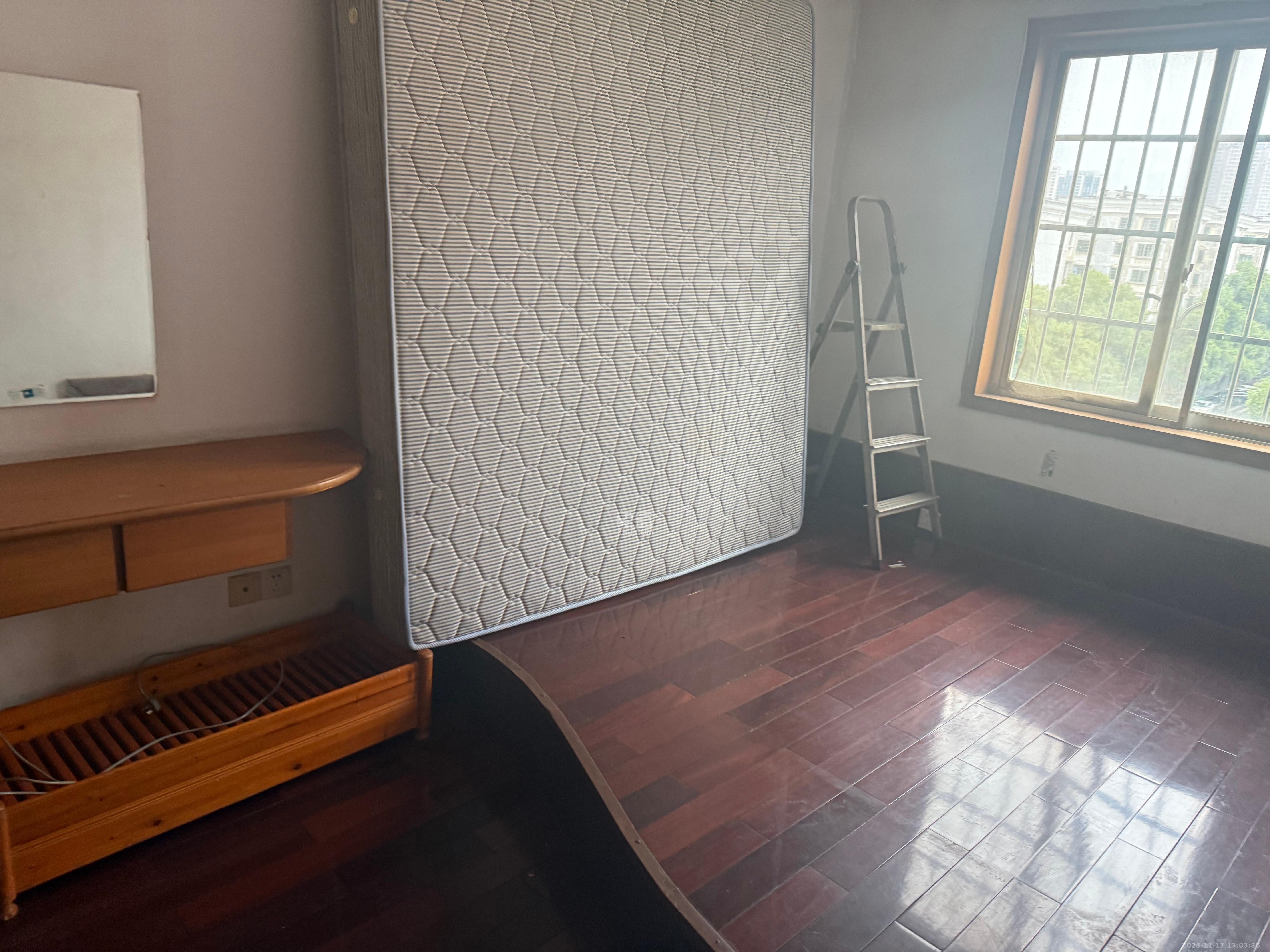 中南汽车世界  3室2厅1卫    1100.0元/月室内图