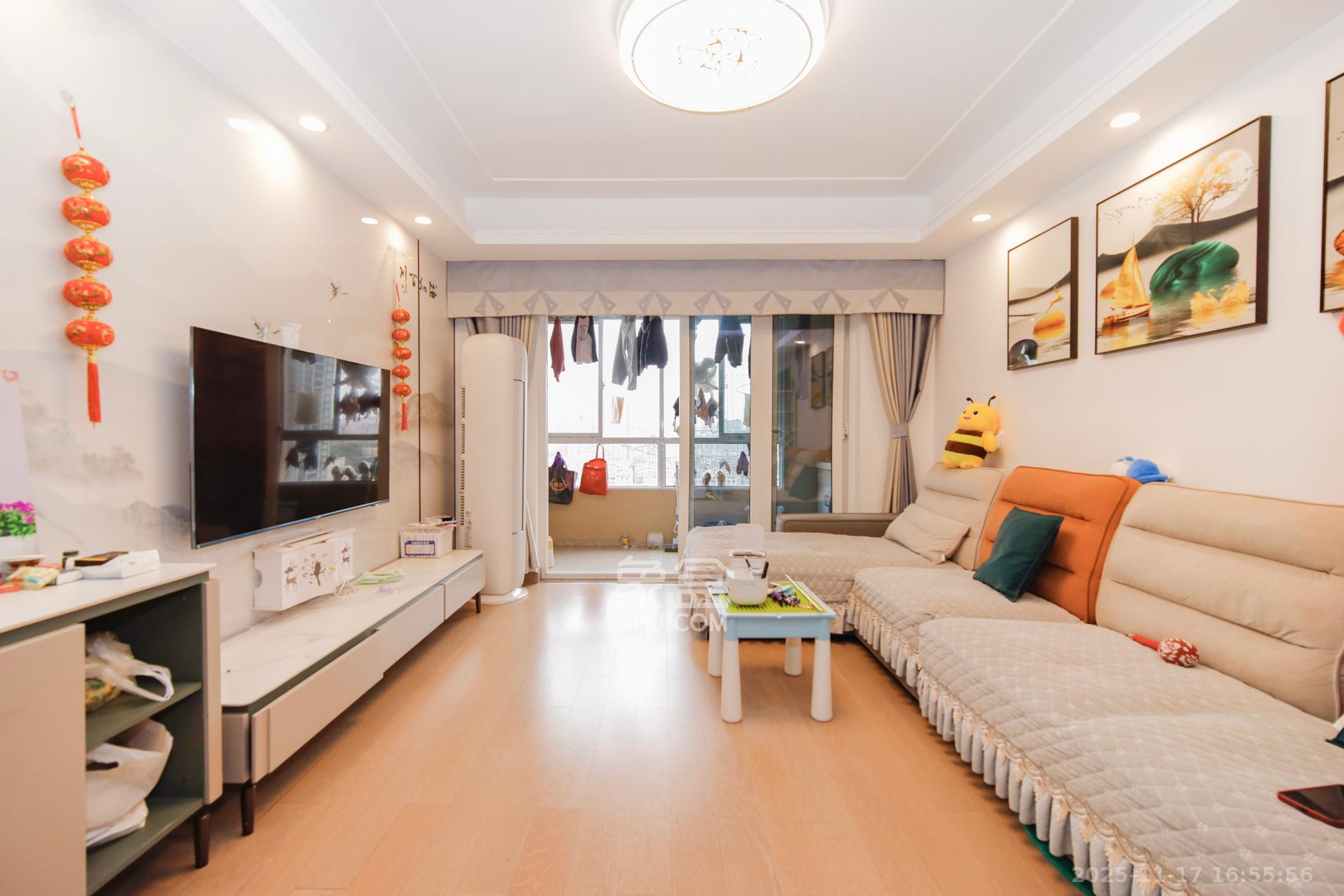 金地香樟悦府  3室2厅1卫    115.0万客厅