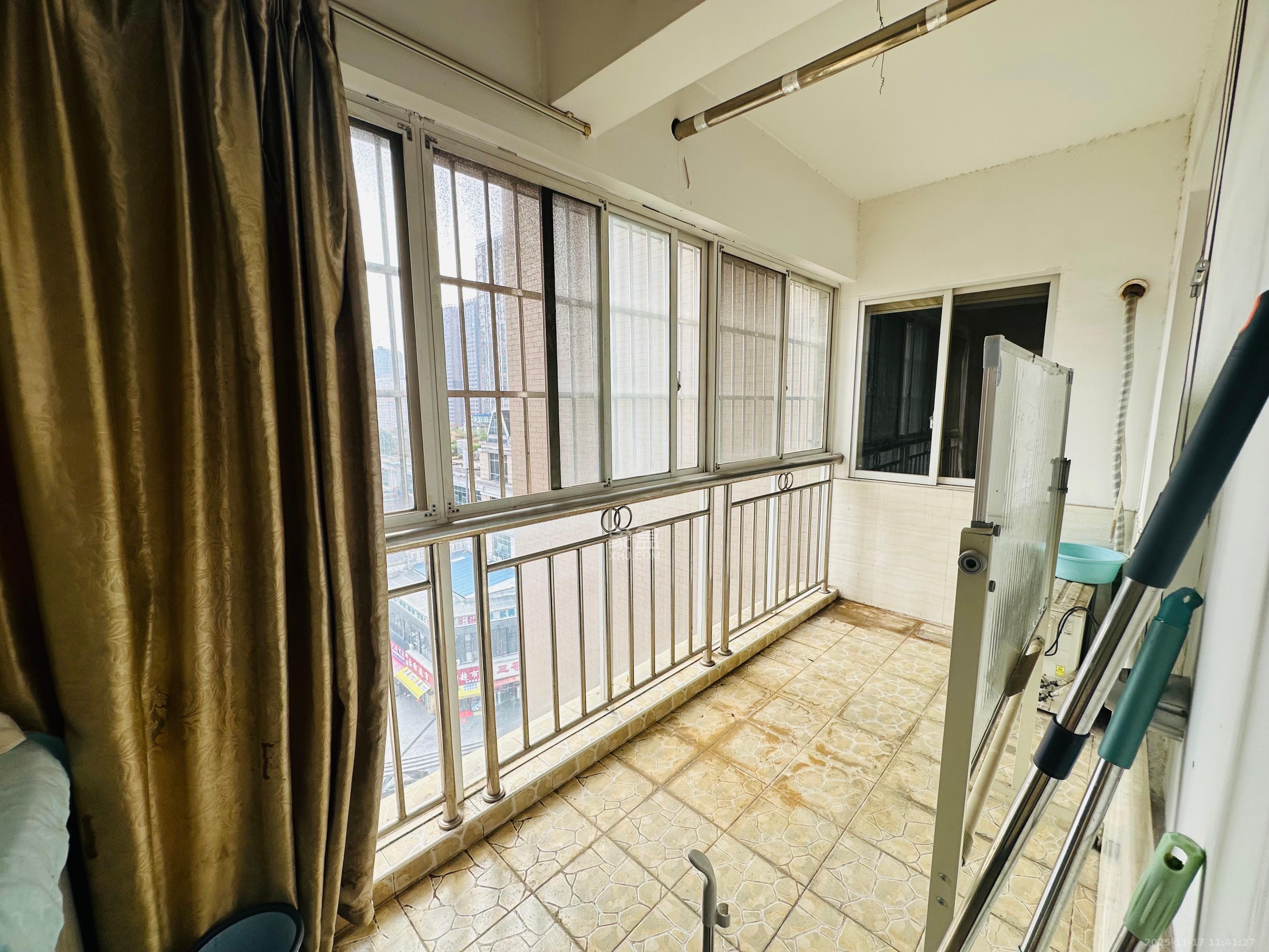 上河国际C区  3室2厅2卫    2300.0元/月室内图