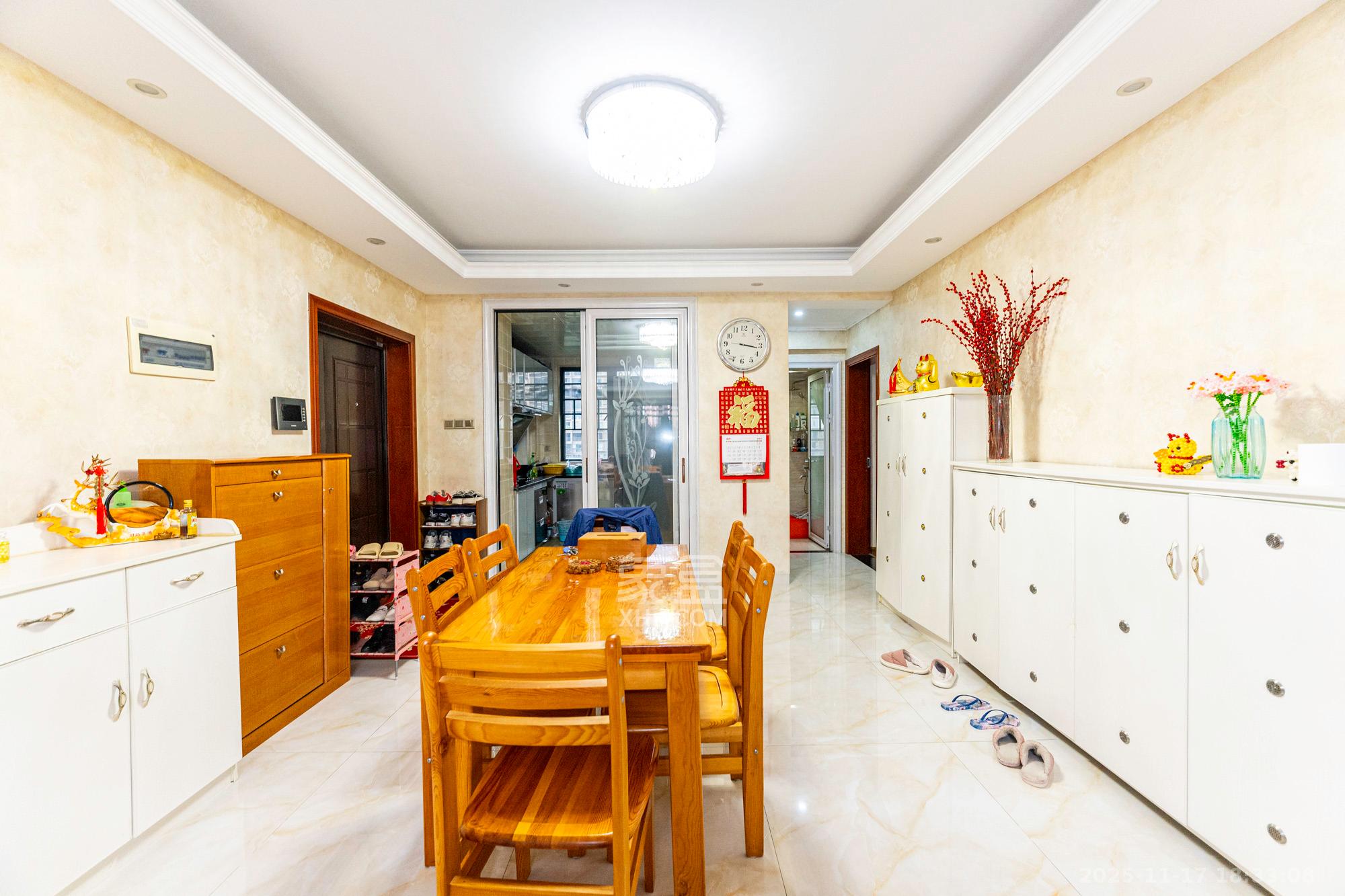 绿洲花园 3室2厅2卫 118.0万 绿洲花园 3室2厅2卫 118.0万客厅