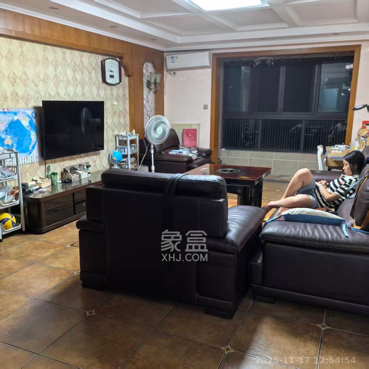 绿地中央广场  1室2厅2卫    3500.0元/月