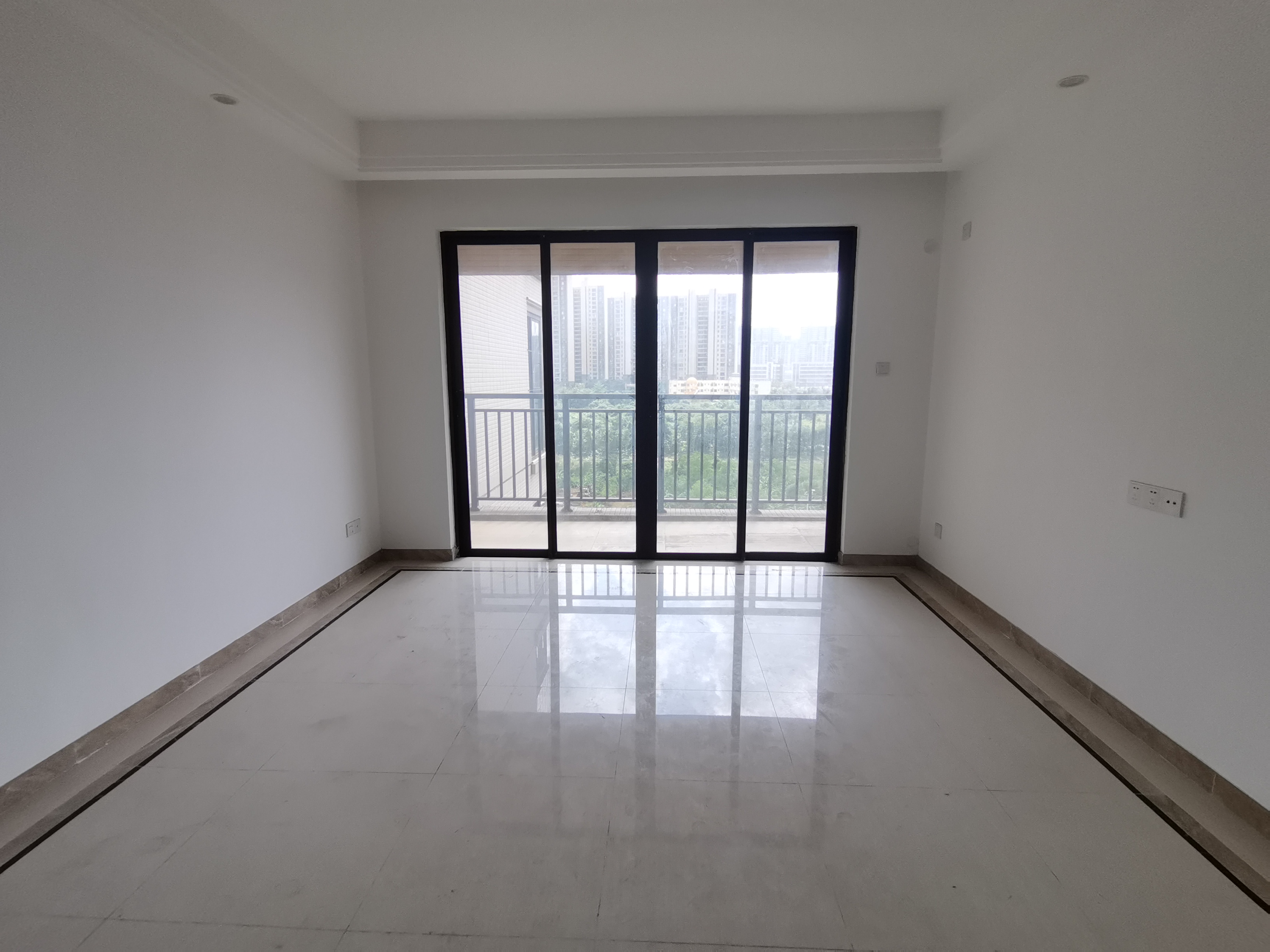 中海锦城  3室2厅2卫    196.0万客厅