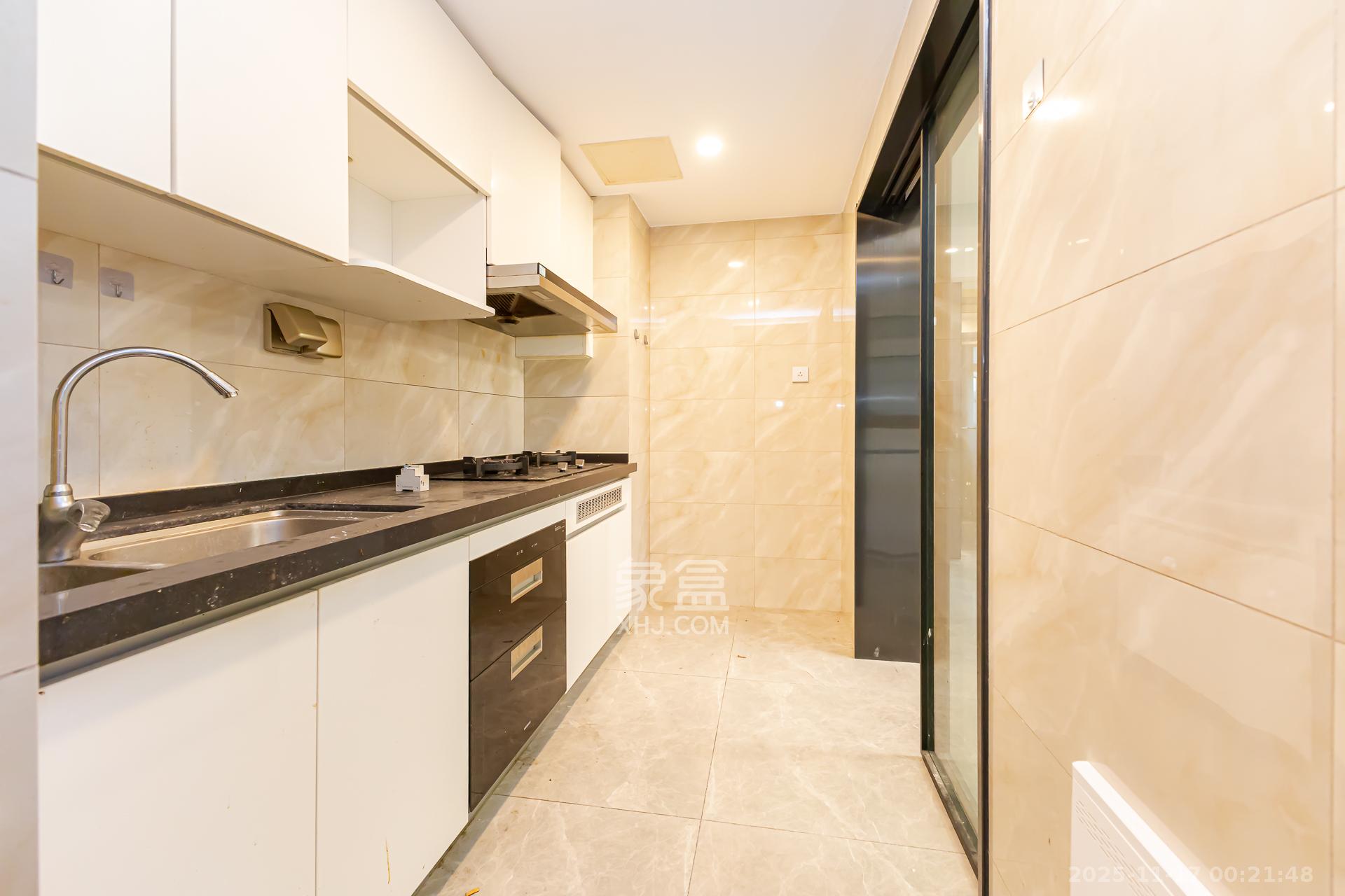 时代倾城四期  3室2厅2卫    78.0万厨房