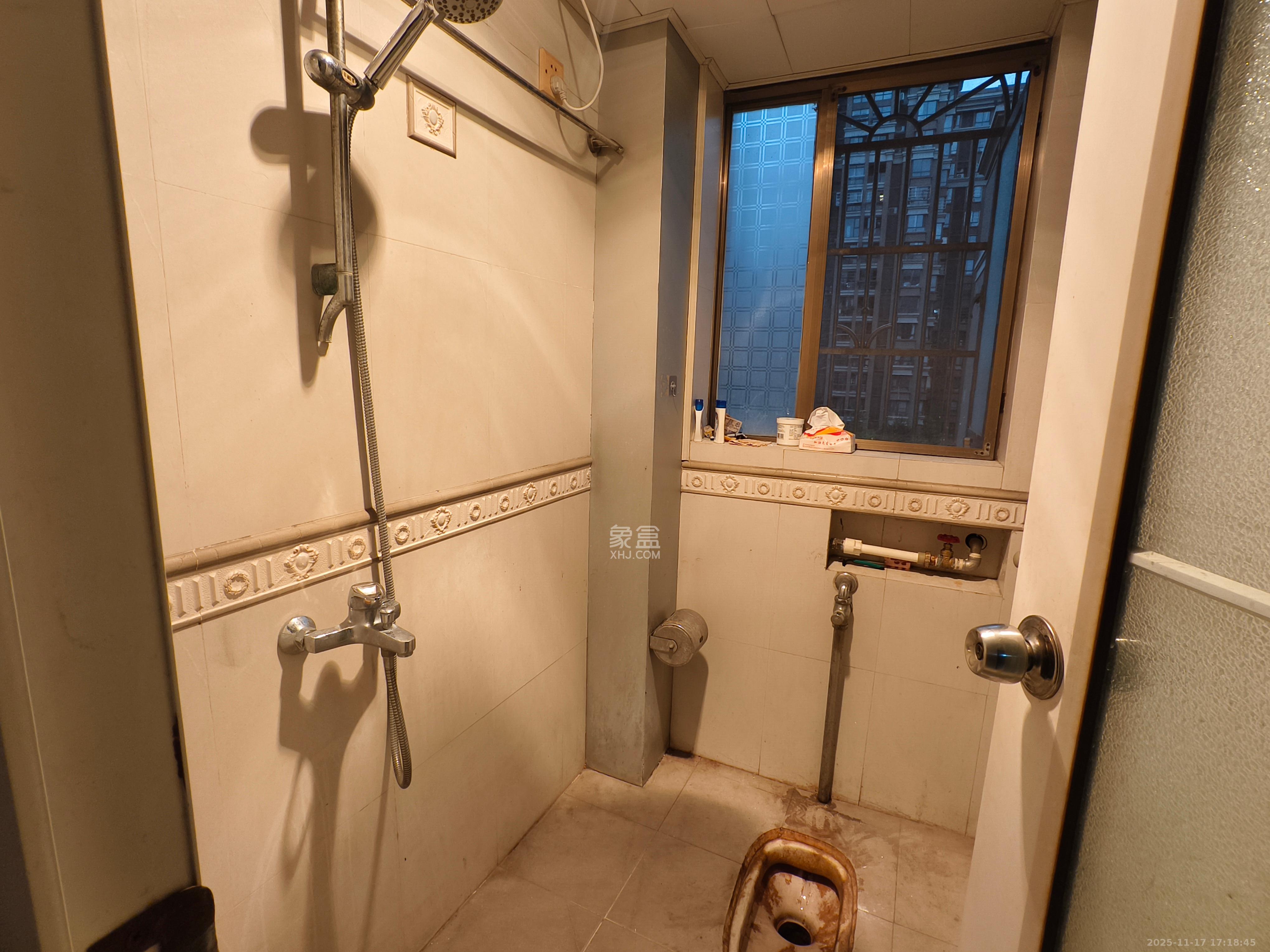 银路家园(公路局单位房) 3室2厅2卫 2400.0元/月 银路家园(公路局单位房) 3室2厅2卫 2400.0元/月室内图