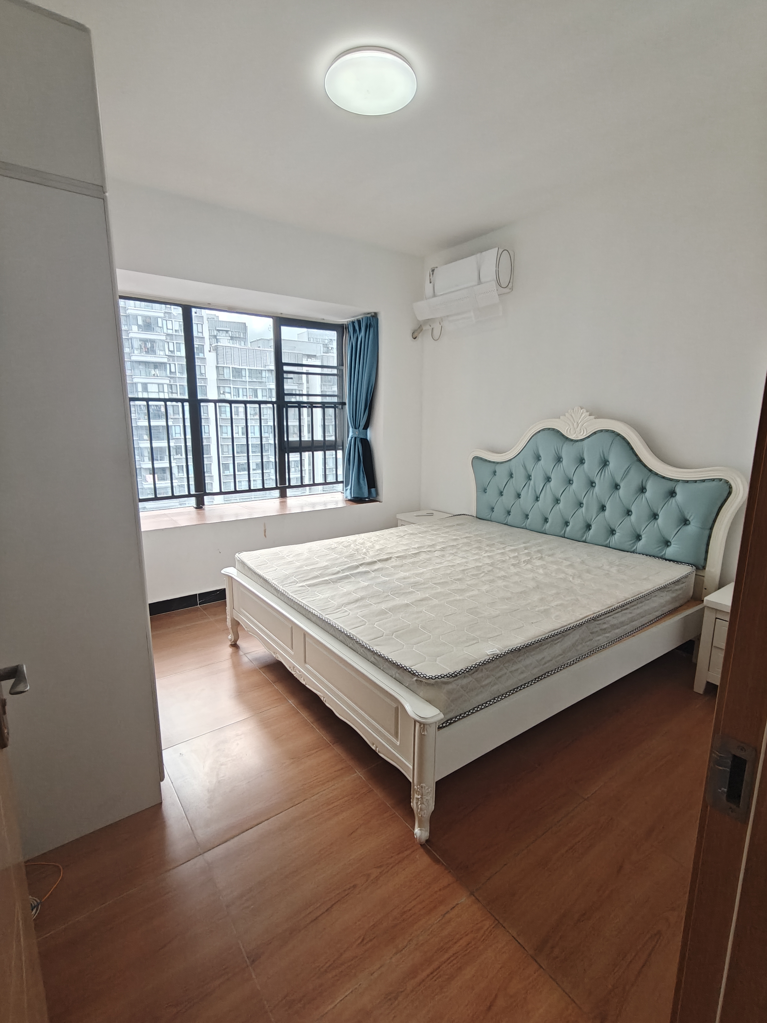 坡博家园四区  4室2厅2卫    3300.0元/月室内图