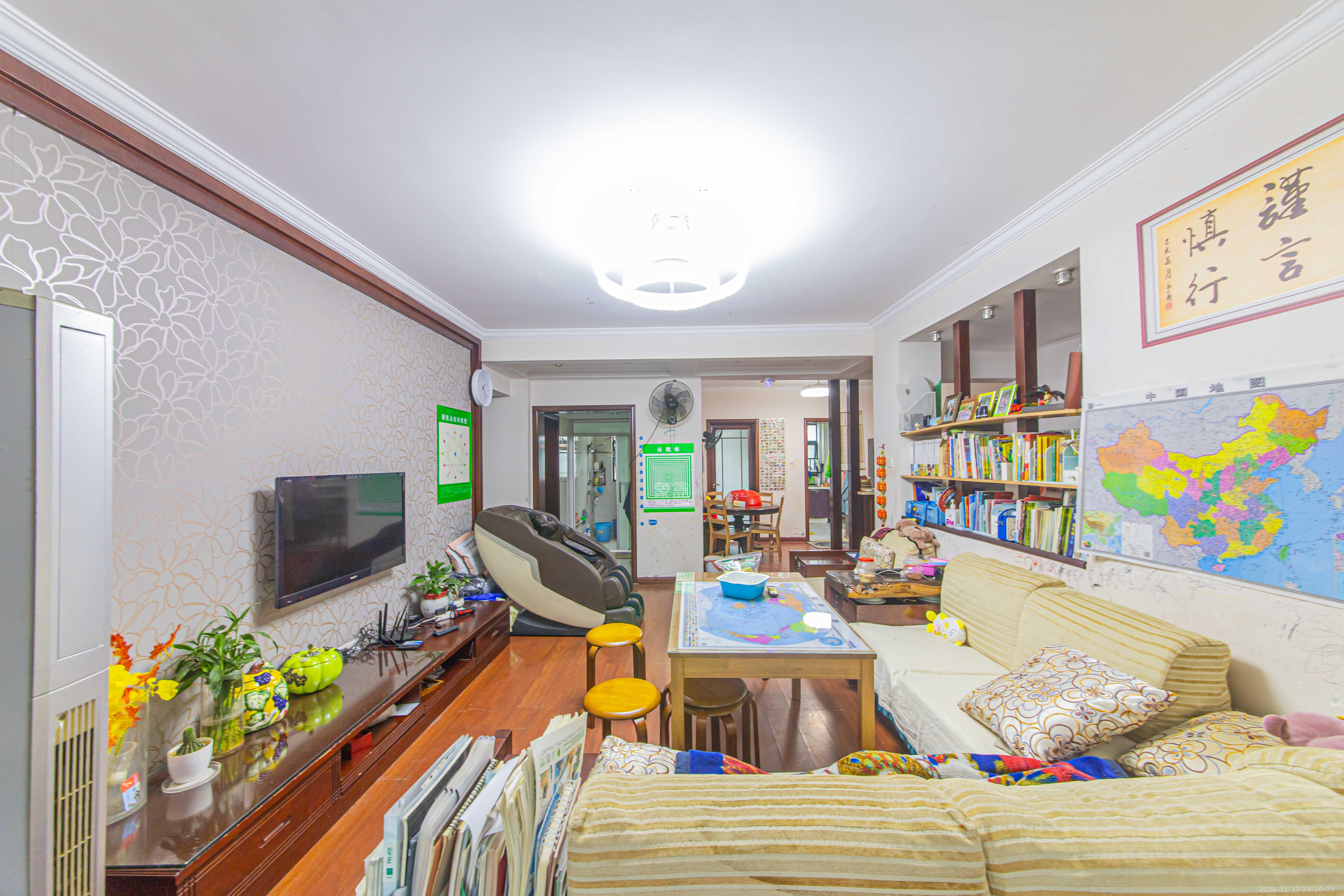 华天苑  3室2厅1卫    145.0万客厅