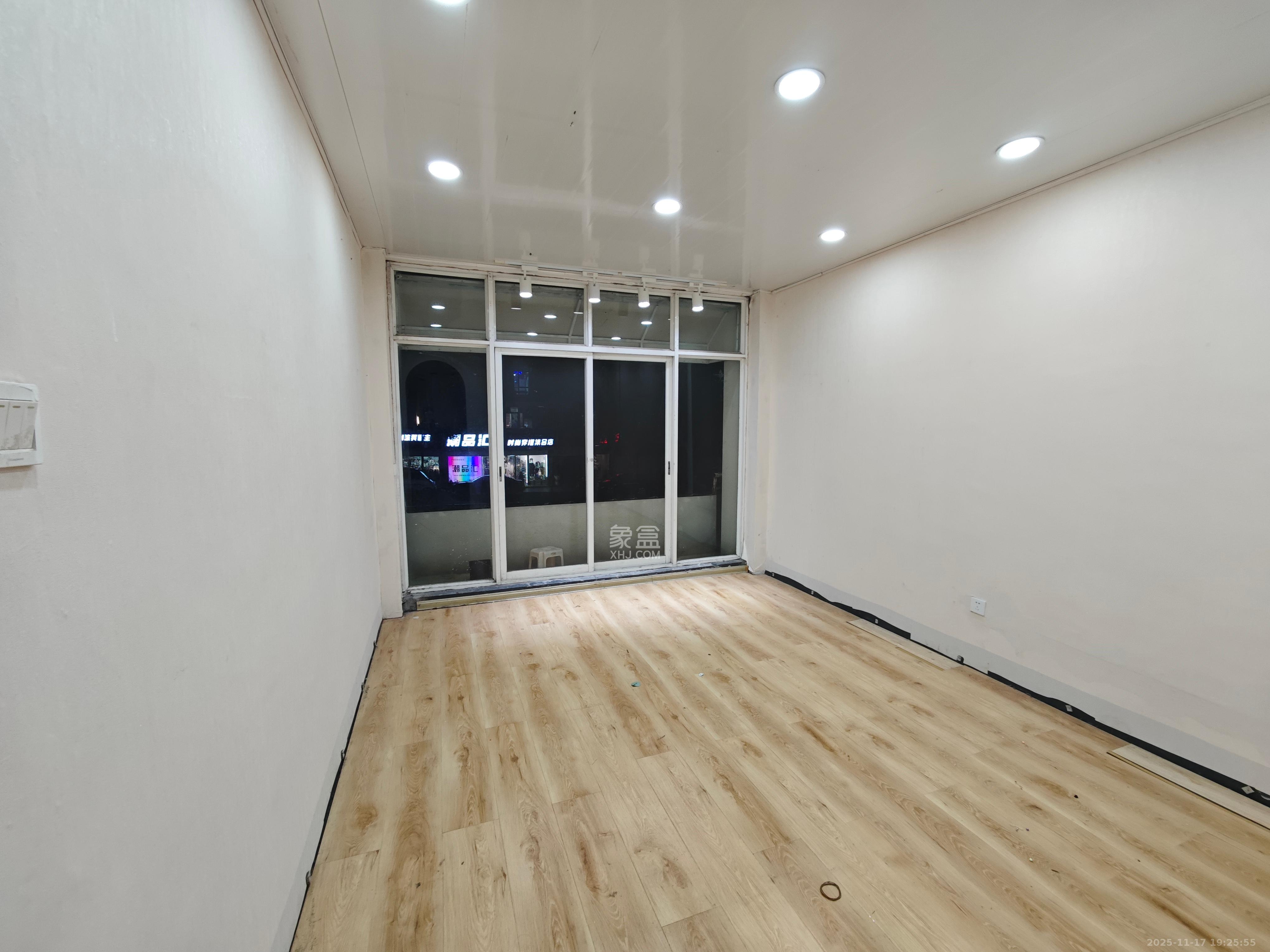 山水人家一二期   102.44㎡      5300.0元/月室内图