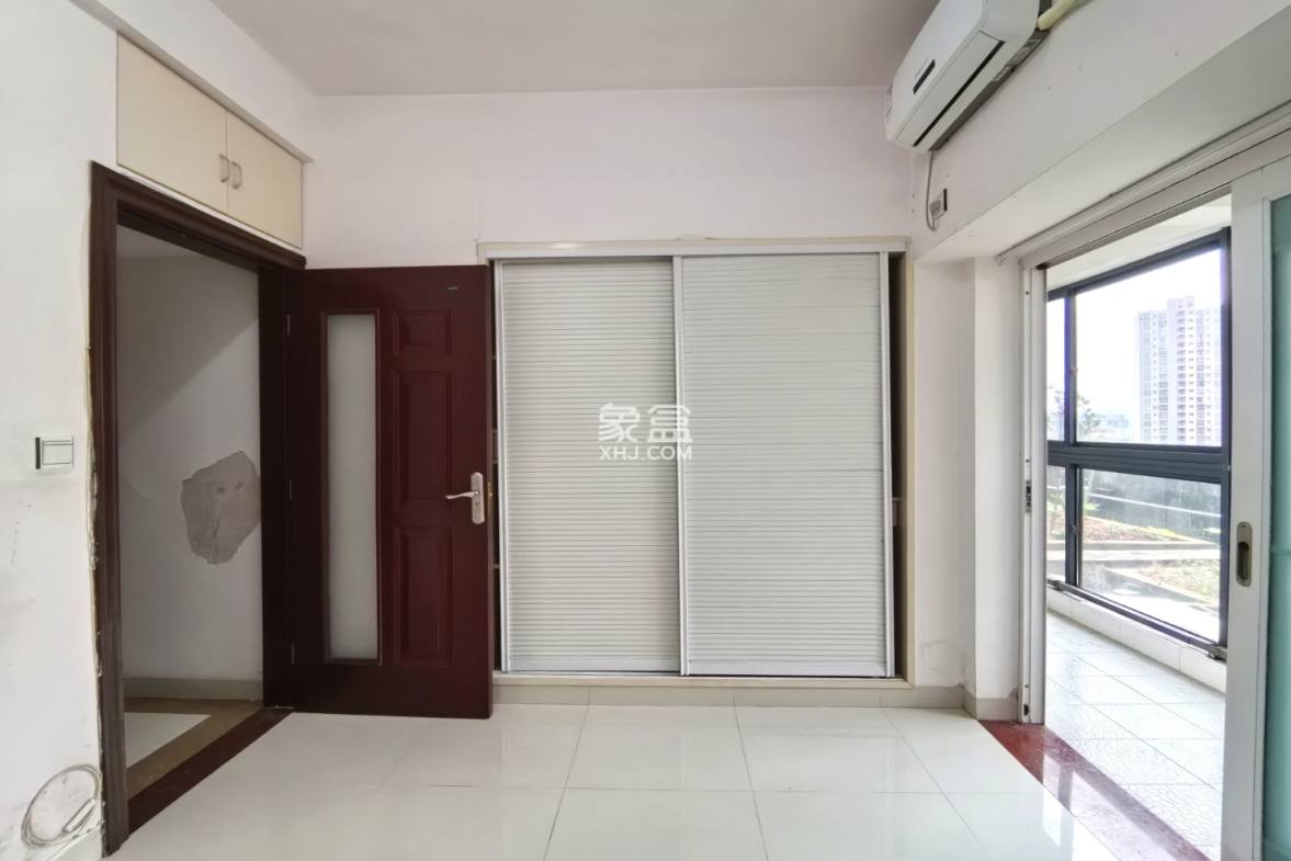 名门广场北区(二期) 3室2厅1卫 126.0万 名门广场北区(二期) 3室2厅1卫 126.0万客厅