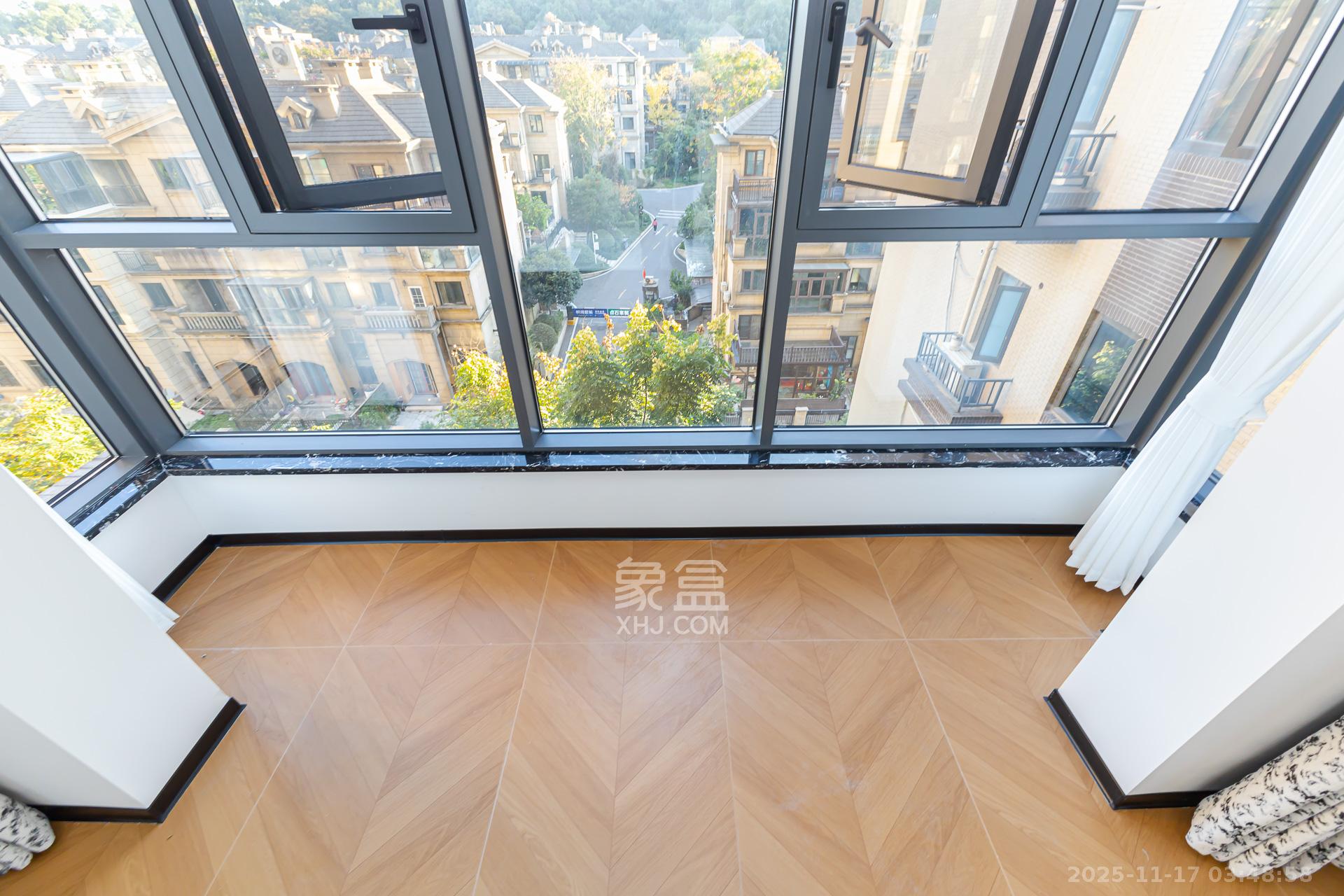 山与墅  4室2厅2卫    105.8万阳台