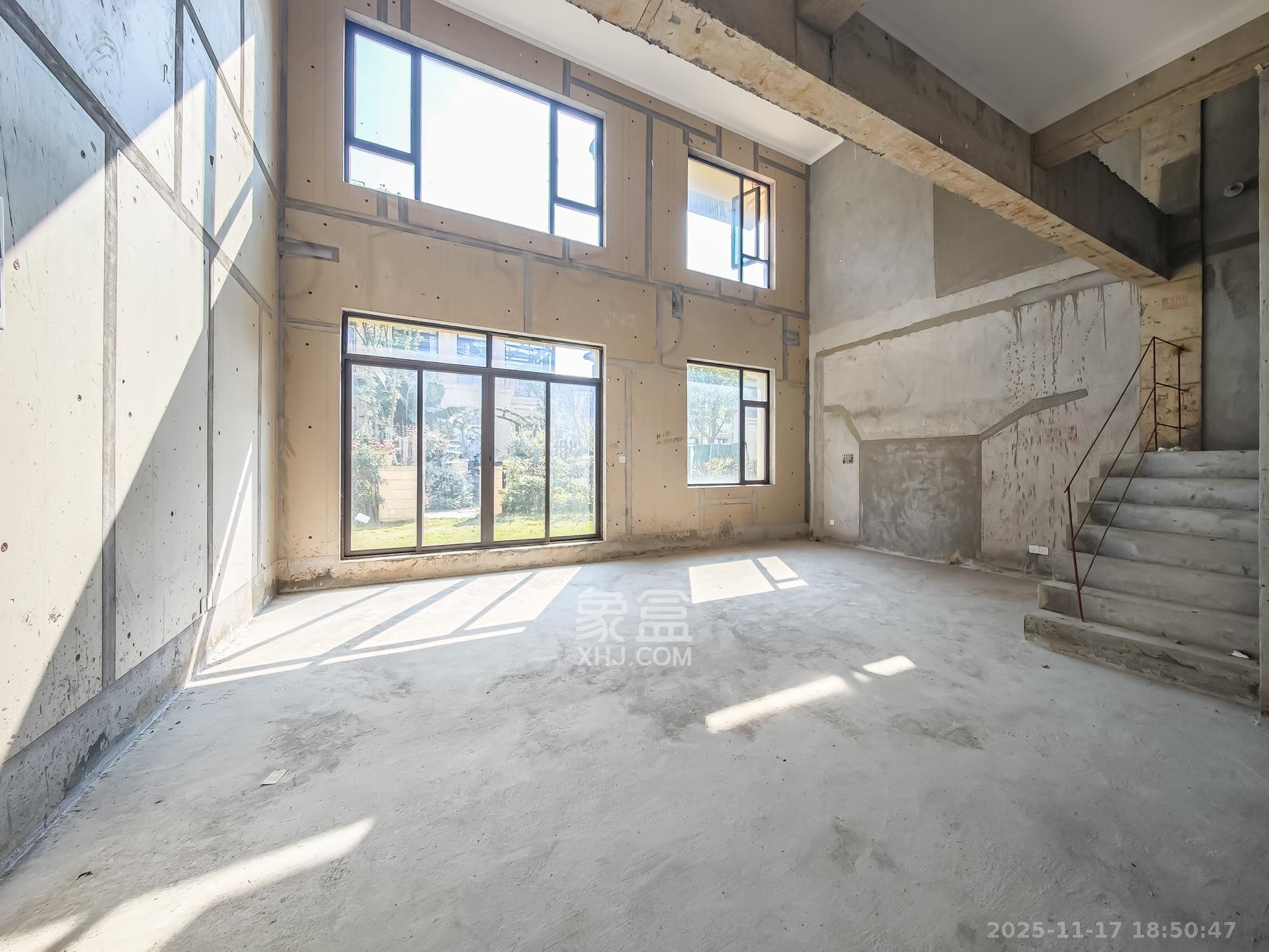 恒基旭辉湖山赋 5室3厅3卫 480.0万 恒基旭辉湖山赋 5室3厅3卫 480.0万客厅