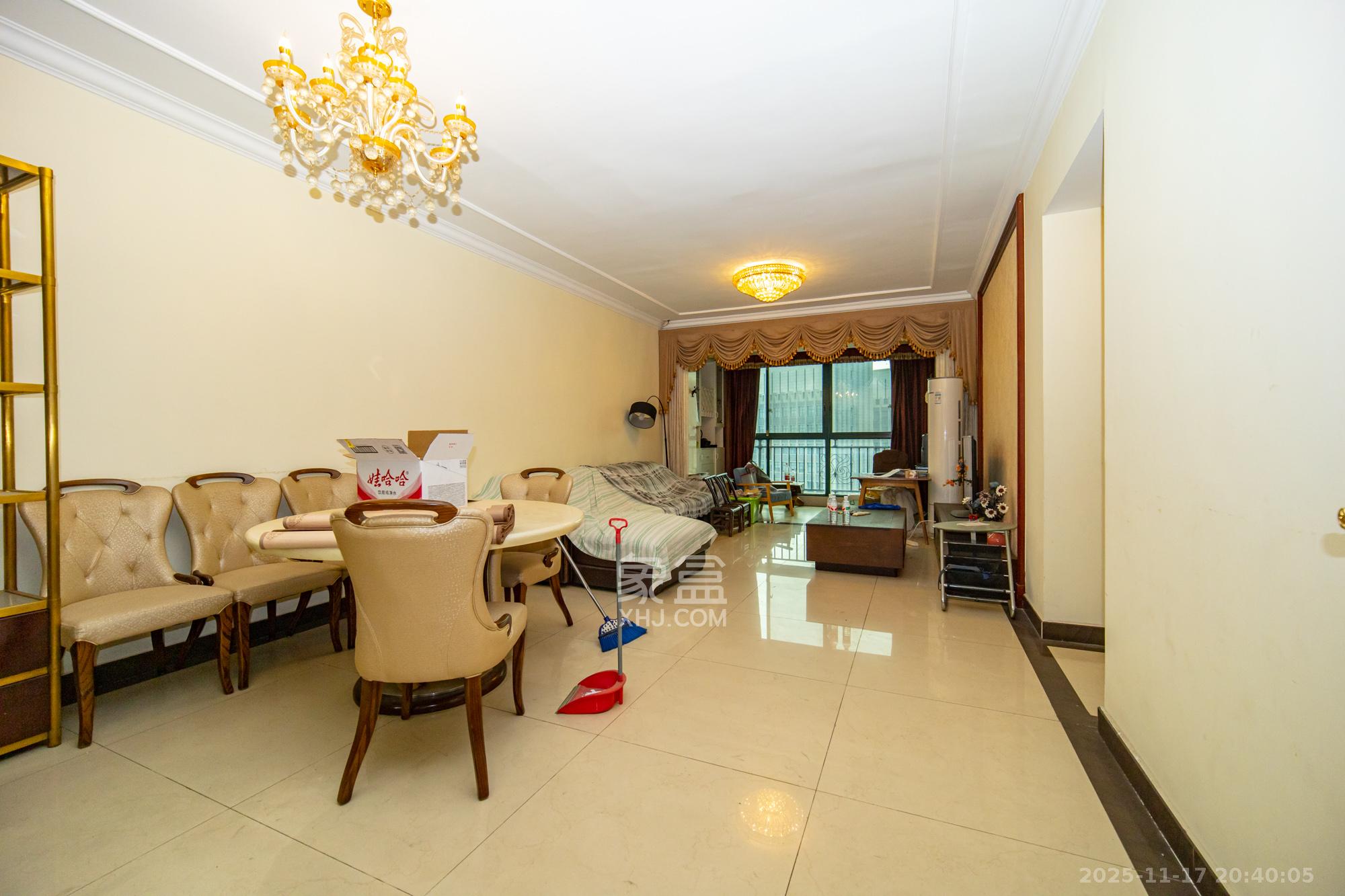 恒大翡翠华庭  3室2厅2卫    91.8万客厅