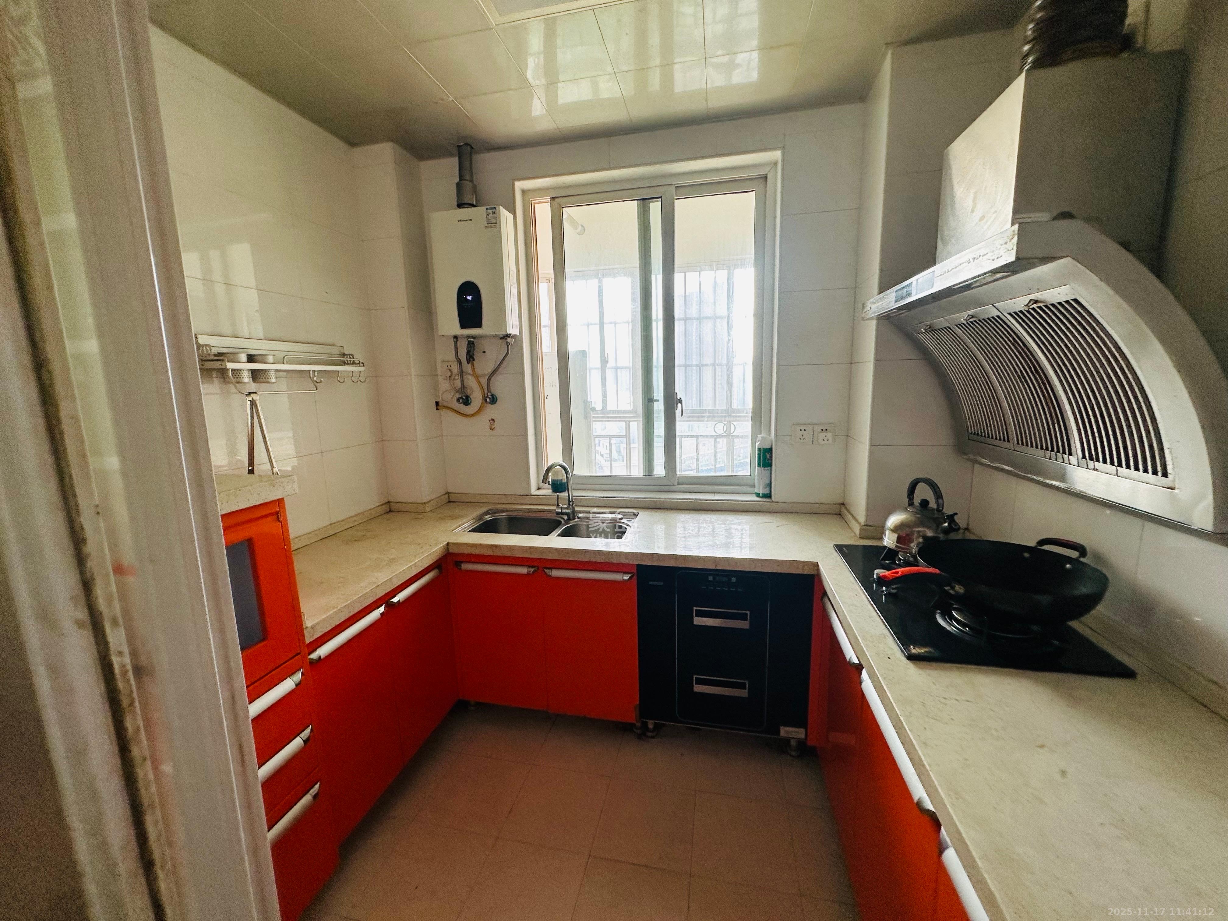 上河国际C区  3室2厅2卫    2300.0元/月室内图