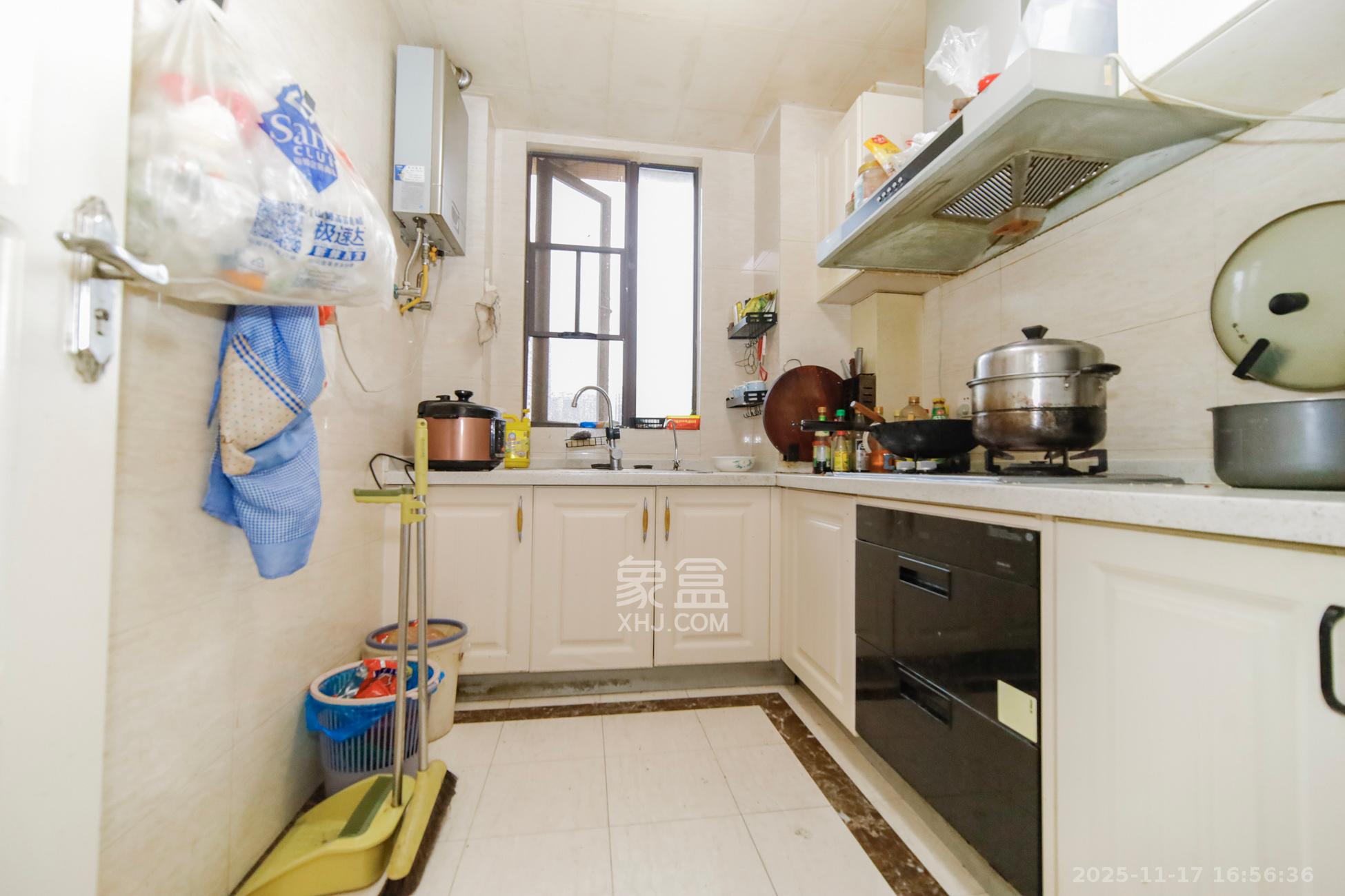 五江天街南区  3室2厅1卫    86.0万厨房