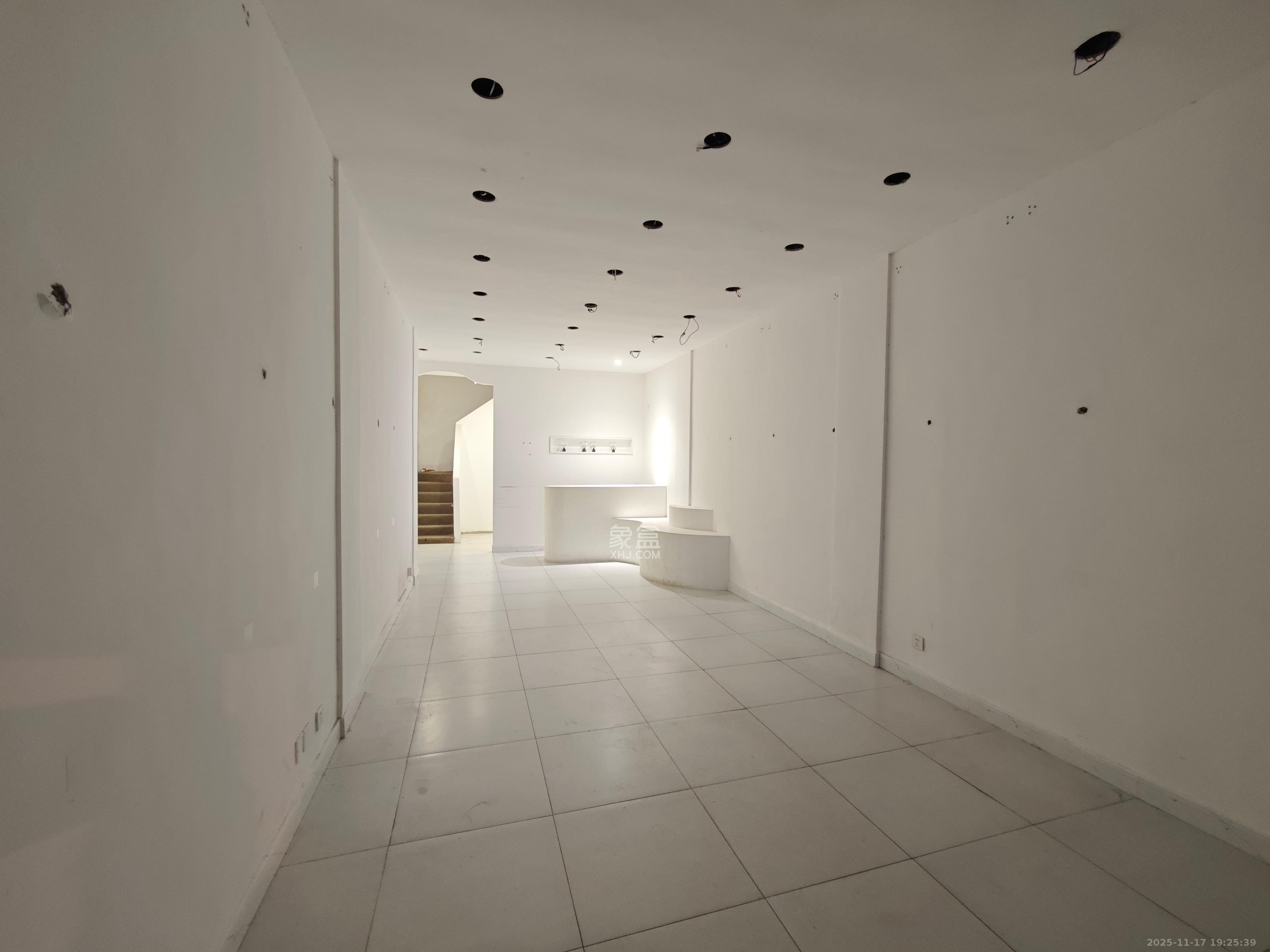 山水人家一二期   102.44㎡      5300.0元/月室内图