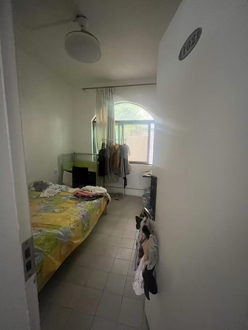 海房新村 10室3厅4卫 365.0万 海房新村 10室3厅4卫 365.0万客厅