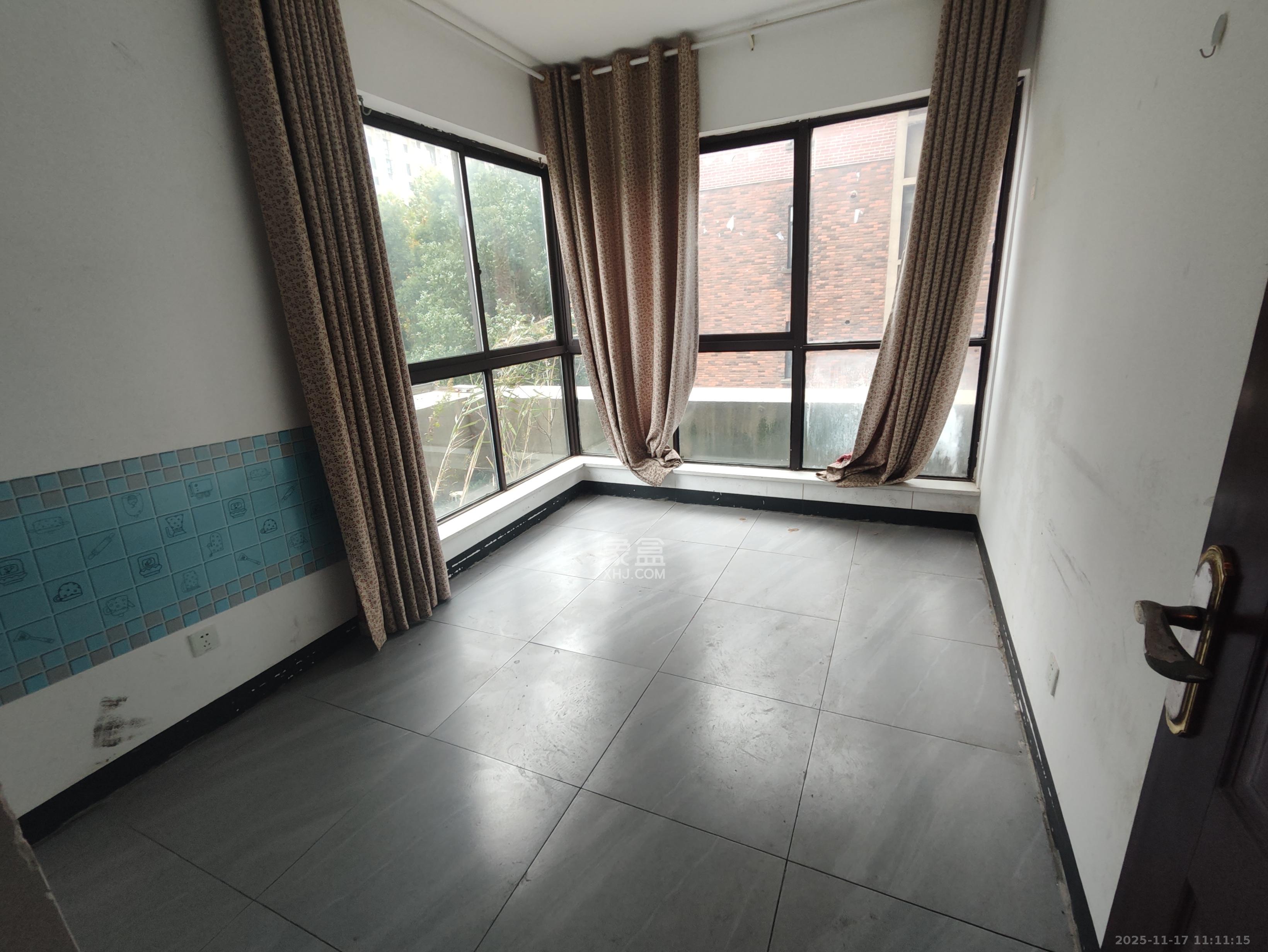 星湖湾一期高层  4室2厅2卫    2890.0元/月室内图