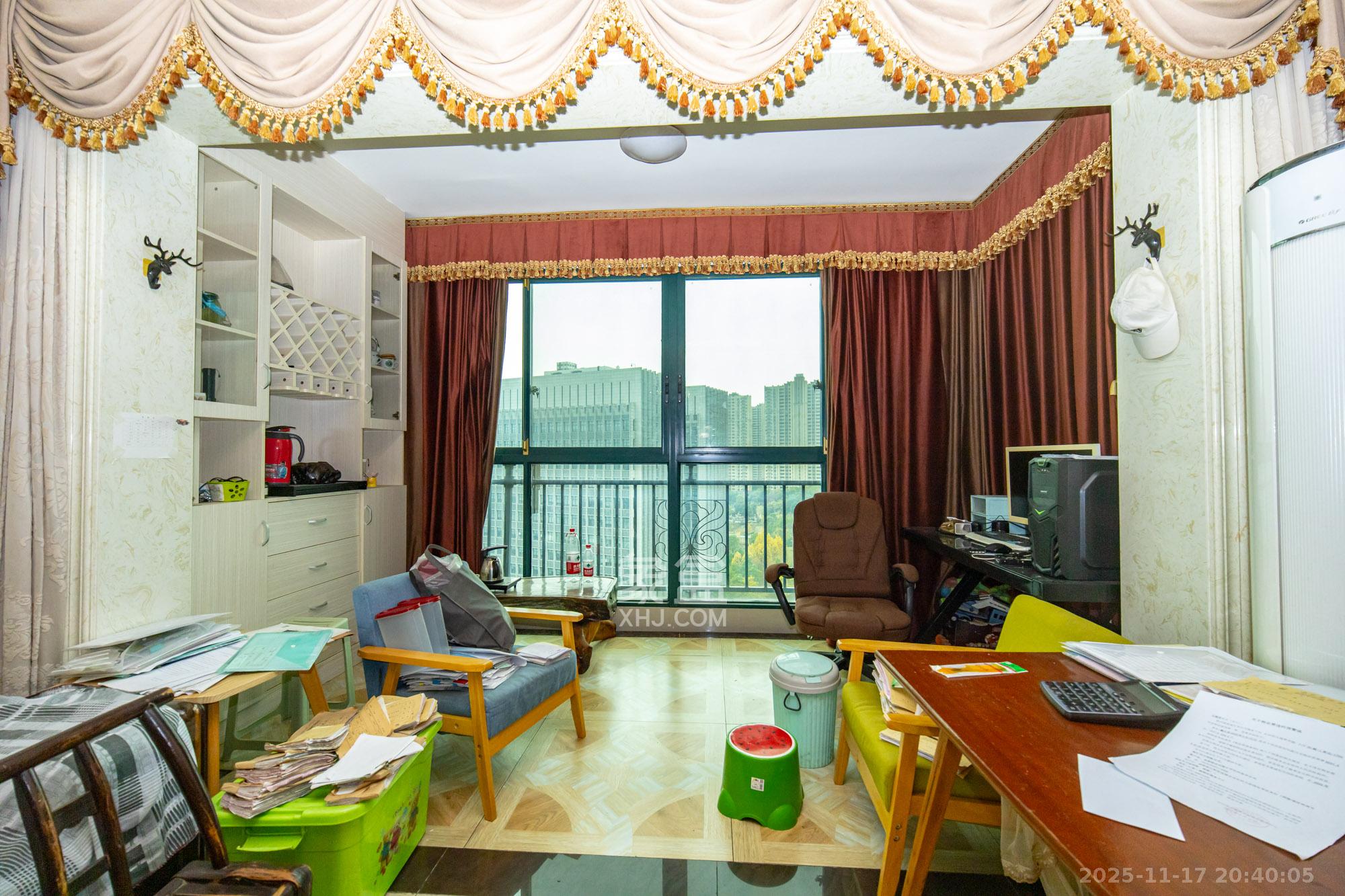 恒大翡翠华庭  3室2厅2卫    91.8万阳台