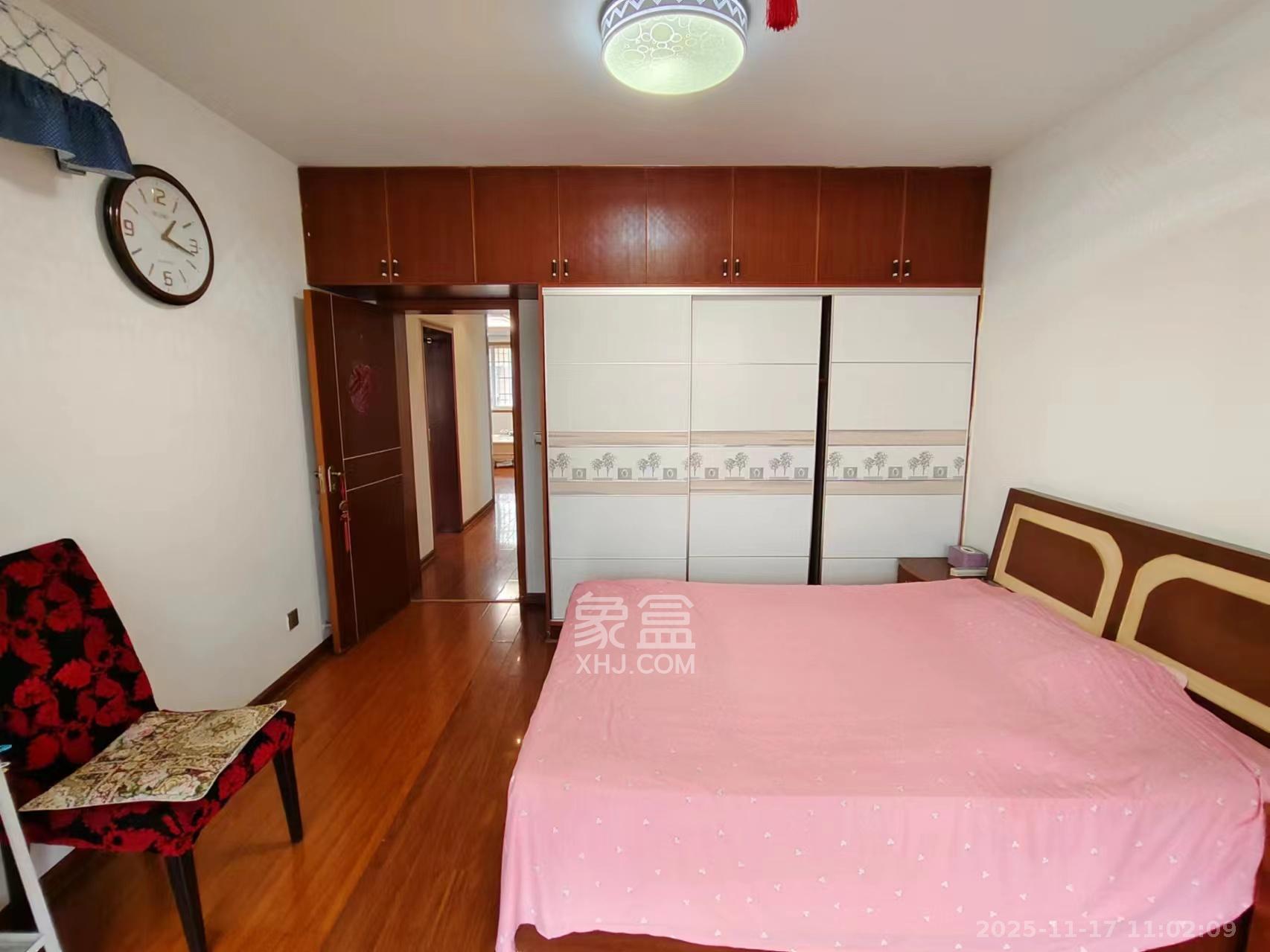 新桥小区  3室2厅2卫    2000.0元/月室内图