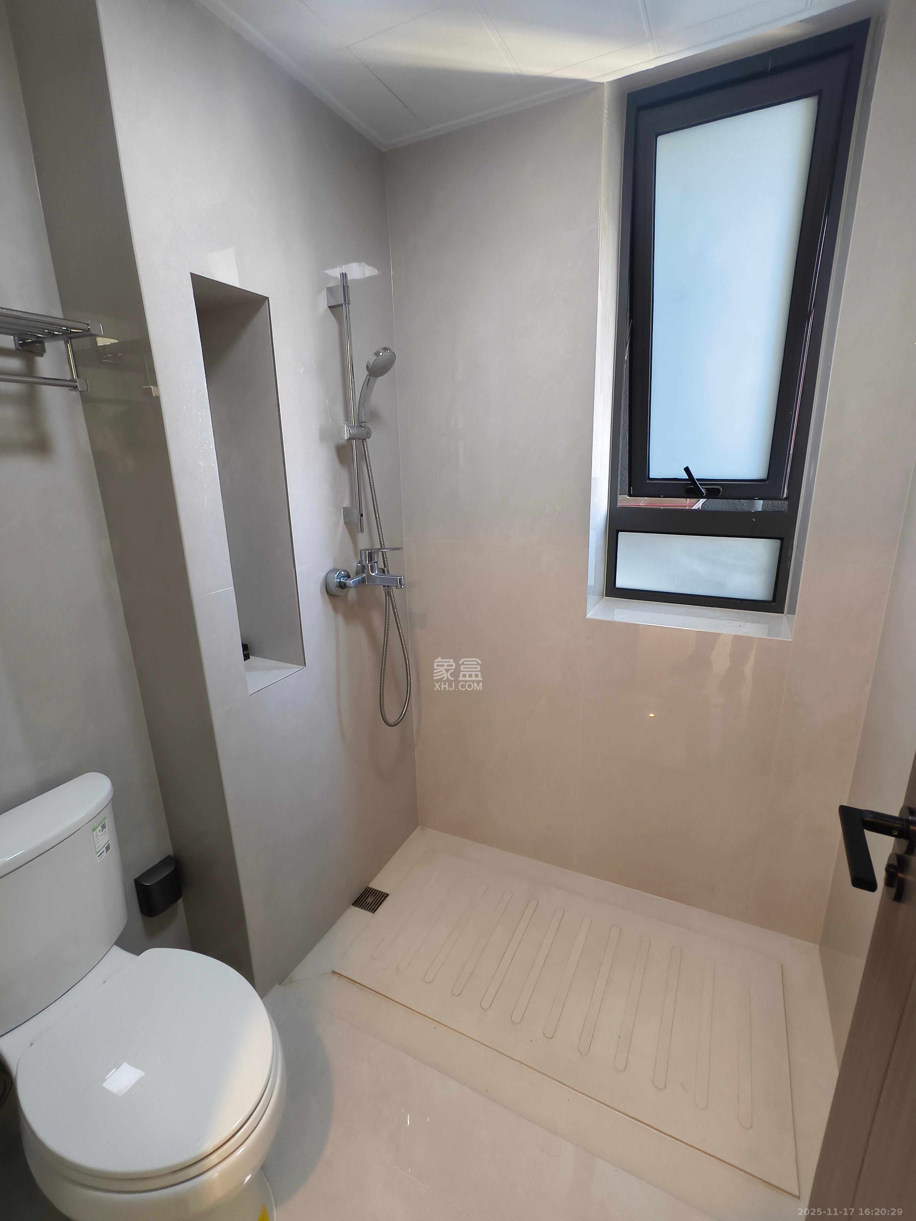 绿地V岛  3室2厅2卫    4000.0元/月室内图