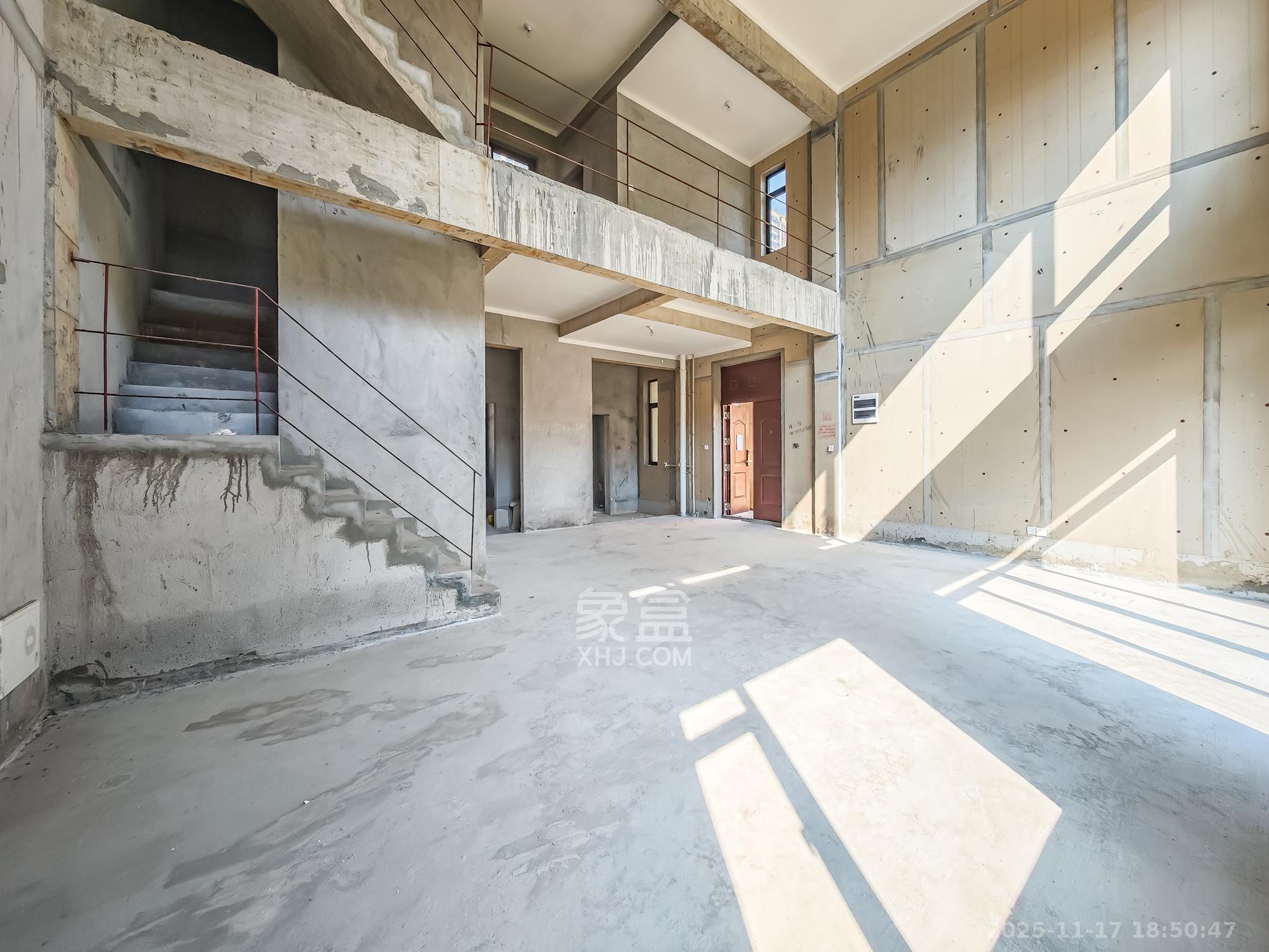 恒基旭辉湖山赋 5室3厅3卫 480.0万 恒基旭辉湖山赋 5室3厅3卫 480.0万客厅