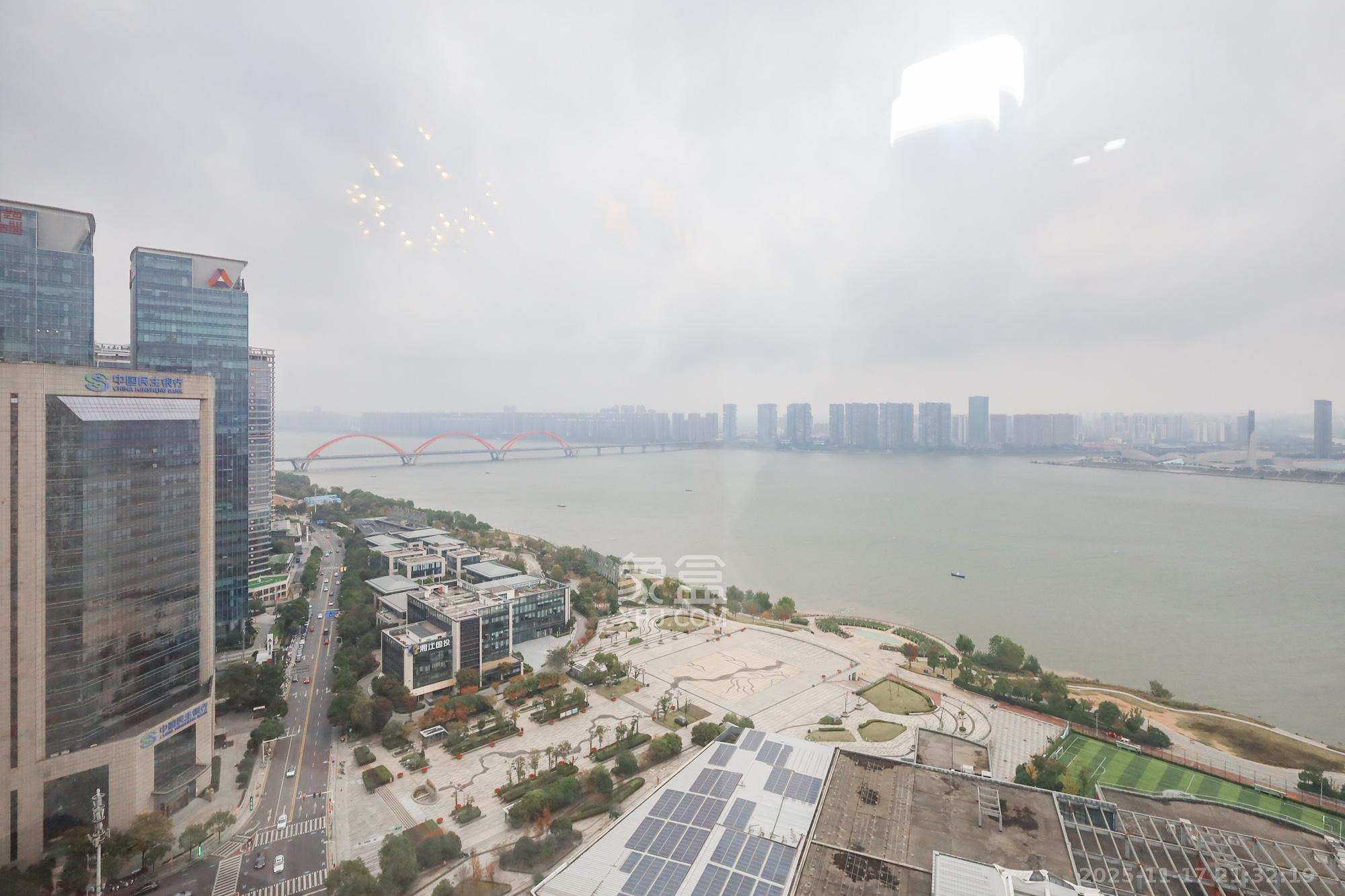 南山雍江汇(滨江国际新城) 4室2厅2卫 358.0万 南山雍江汇(滨江国际新城) 4室2厅2卫 358.0万阳台