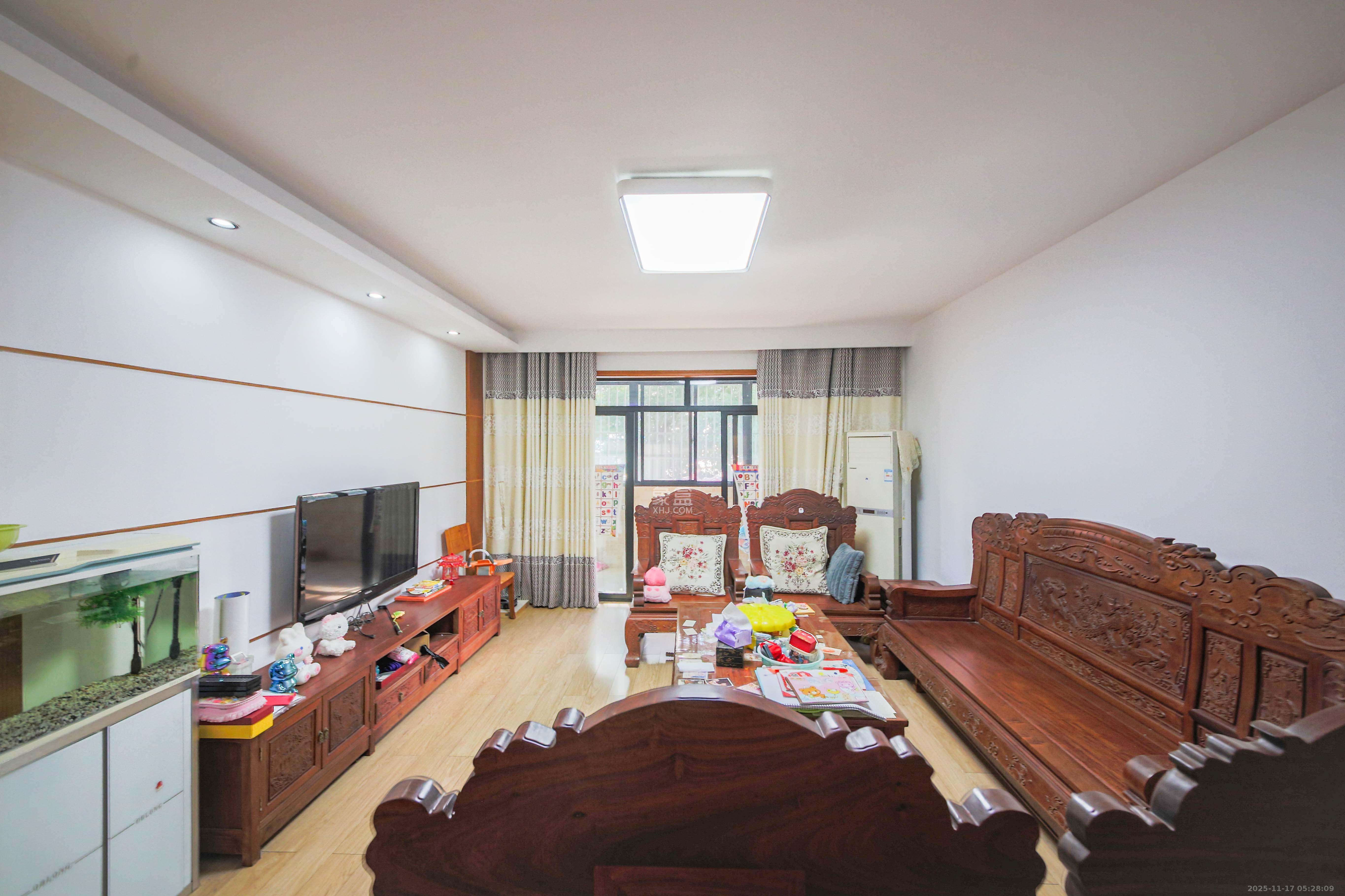 湘诚嘉园  4室2厅2卫    138.0万客厅