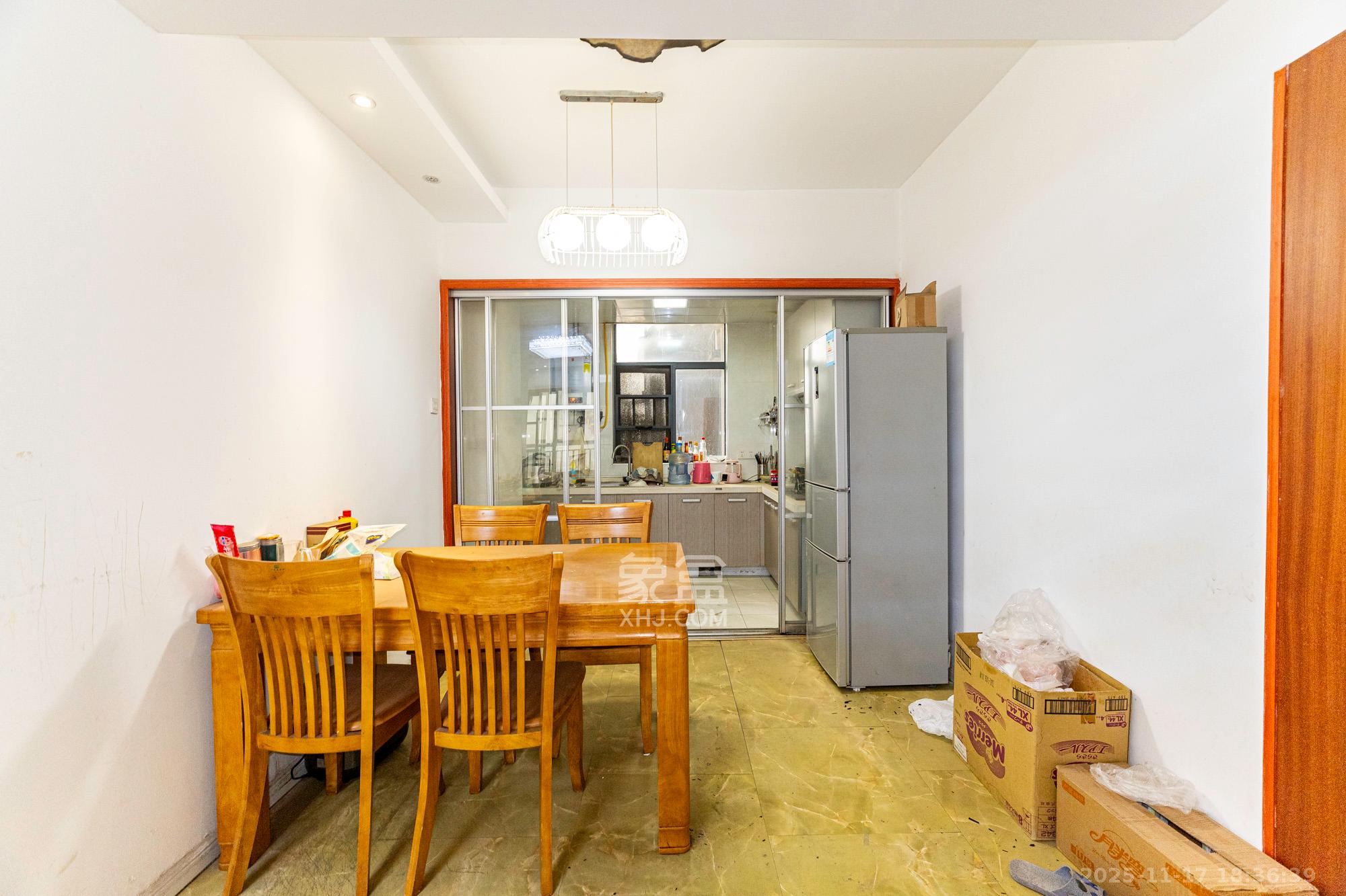 悦湖山  4室2厅2卫    74.0万客厅