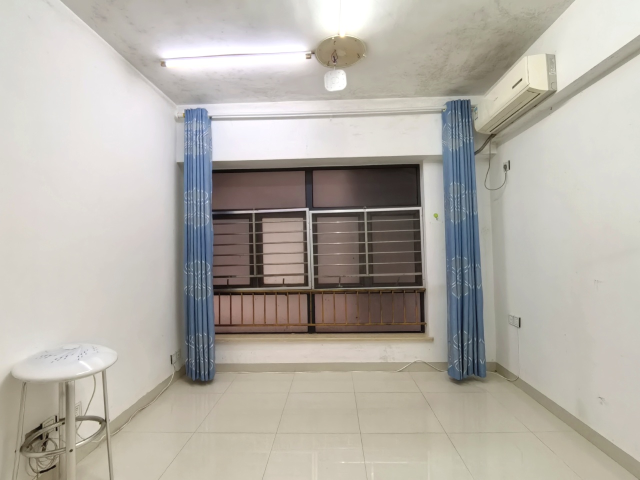 名门广场北区（二期）  3室2厅1卫    126.0万客厅