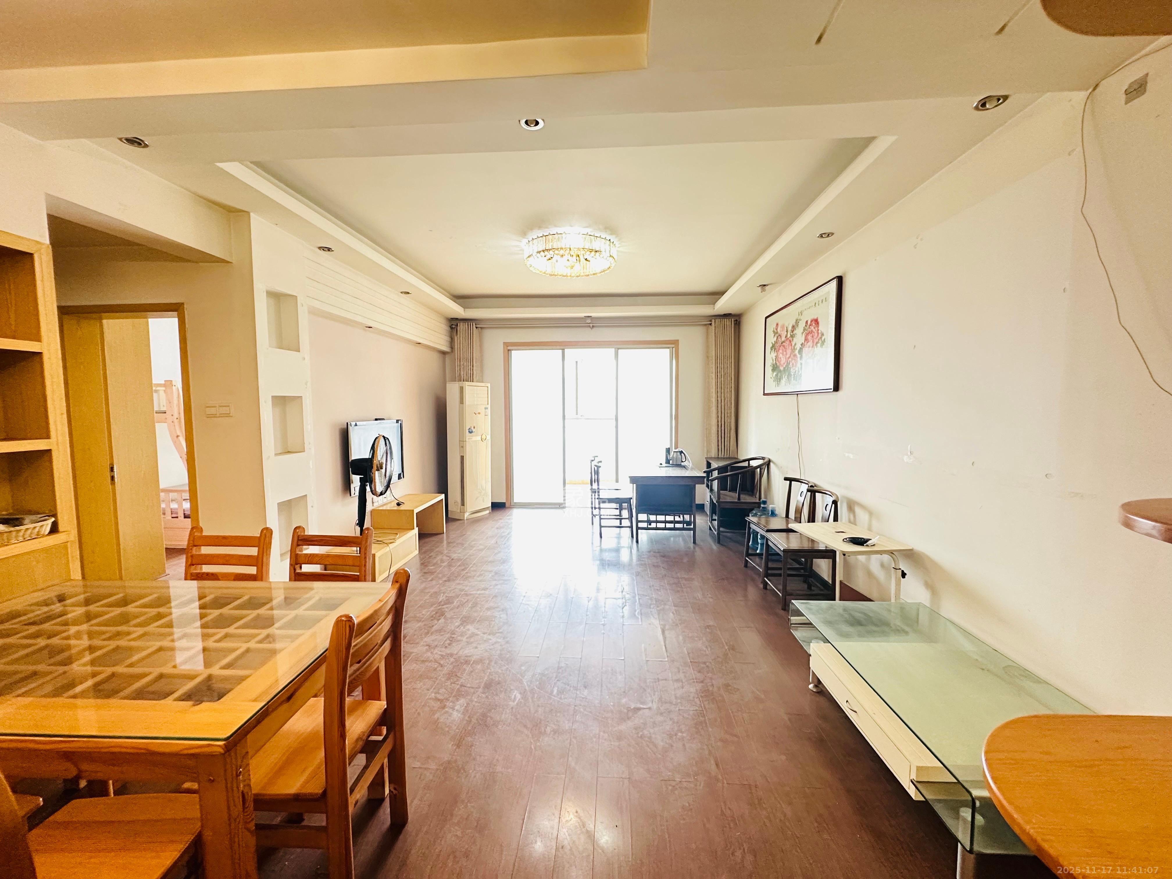 上河国际C区  3室2厅2卫    2300.0元/月