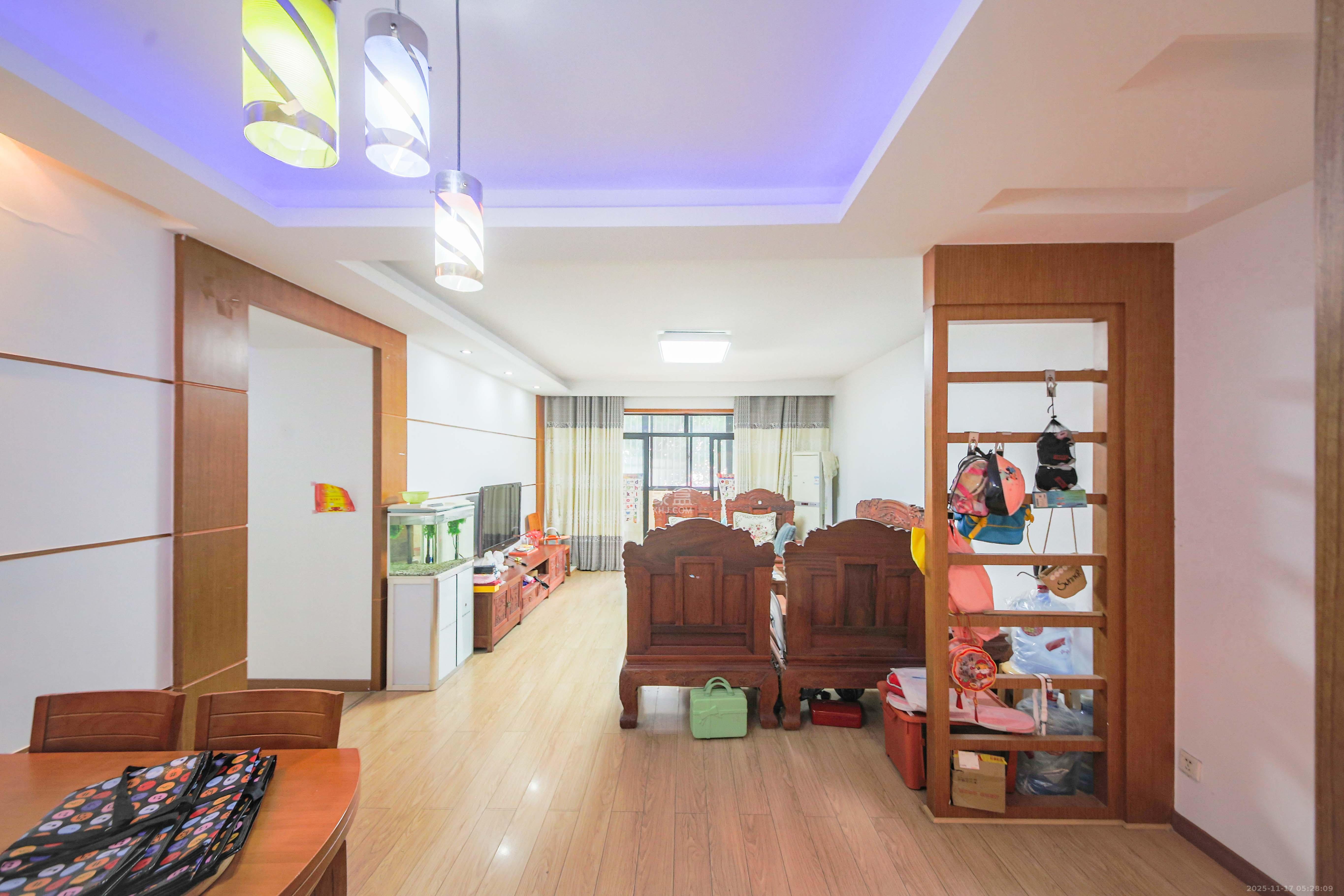 湘诚嘉园 4室2厅2卫 138.0万 湘诚嘉园 4室2厅2卫 138.0万客厅