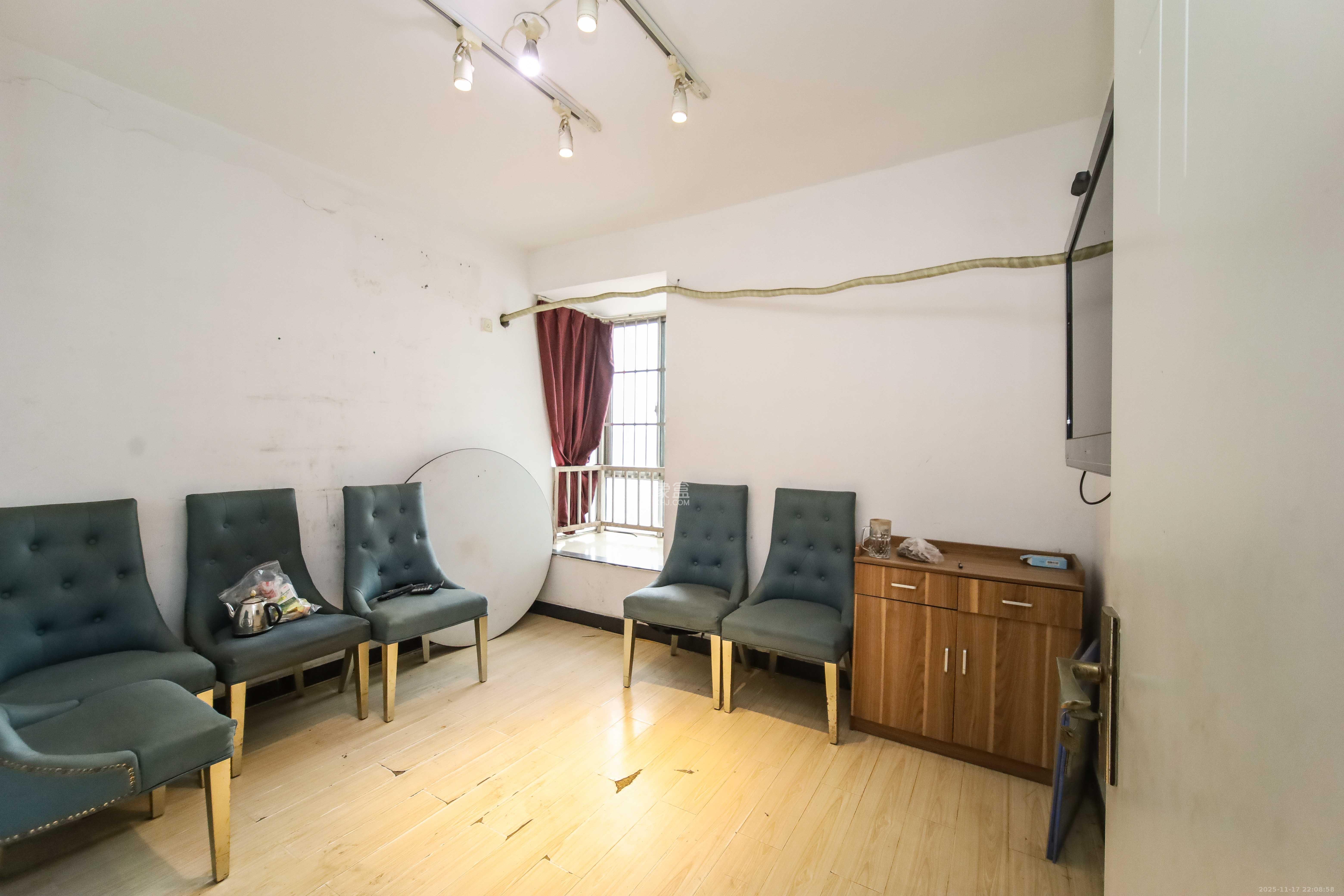 高桥现代商贸城  2室2厅2卫    56.0万卧室