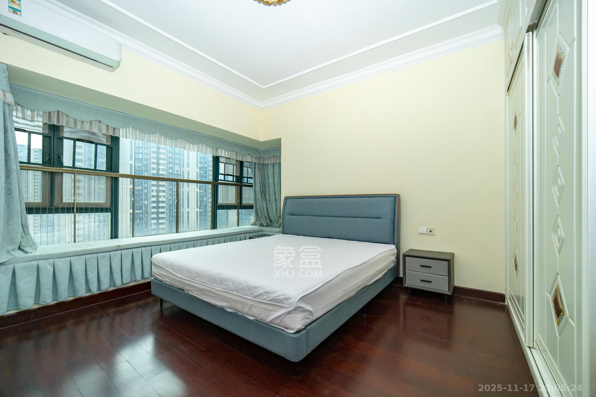 恒大翡翠华庭 4室2厅2卫 130.0万 恒大翡翠华庭 4室2厅2卫 130.0万卧室