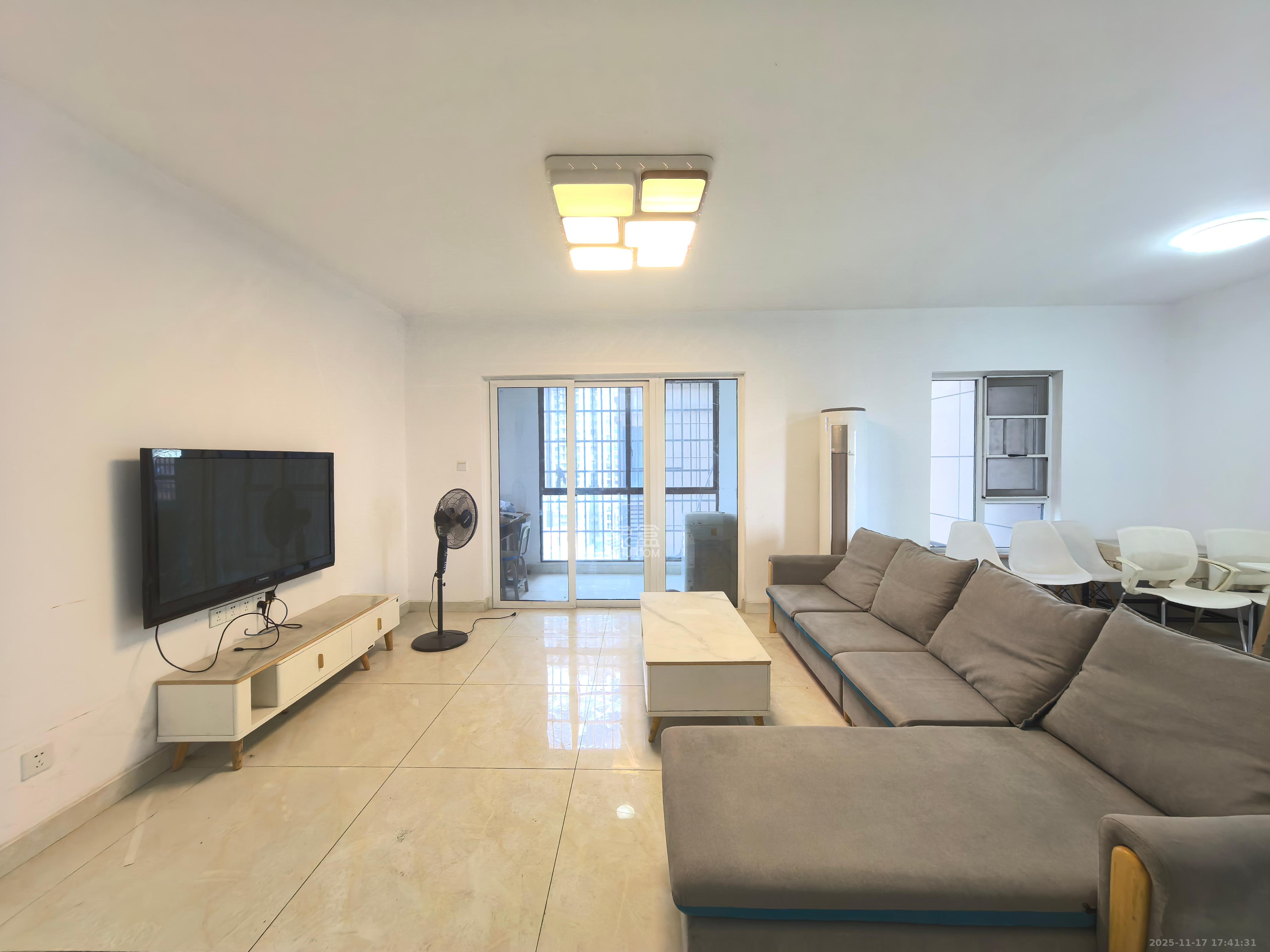 荣盛花语城  3室2厅2卫    2000.0元/月