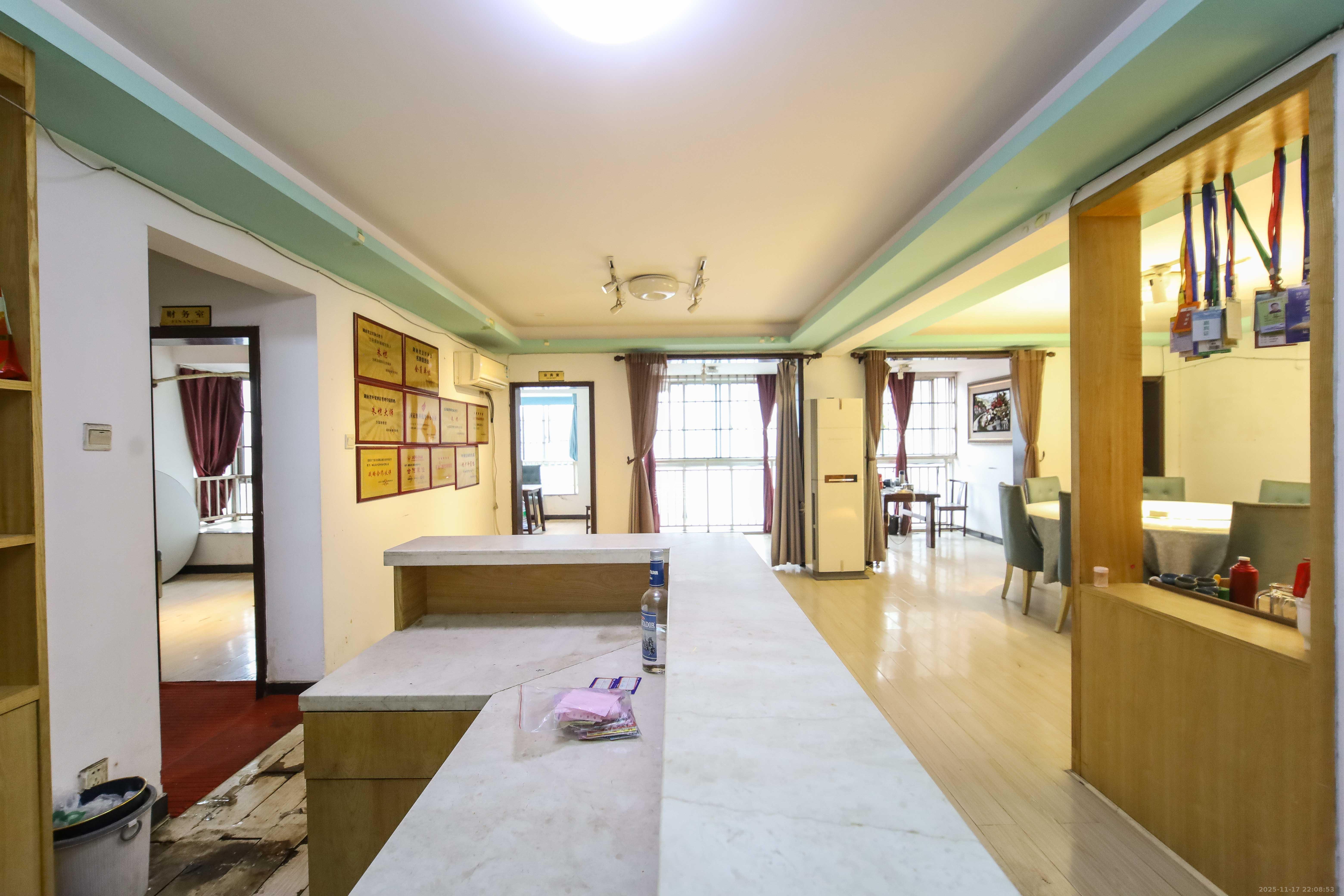 高桥现代商贸城  2室2厅2卫    56.0万