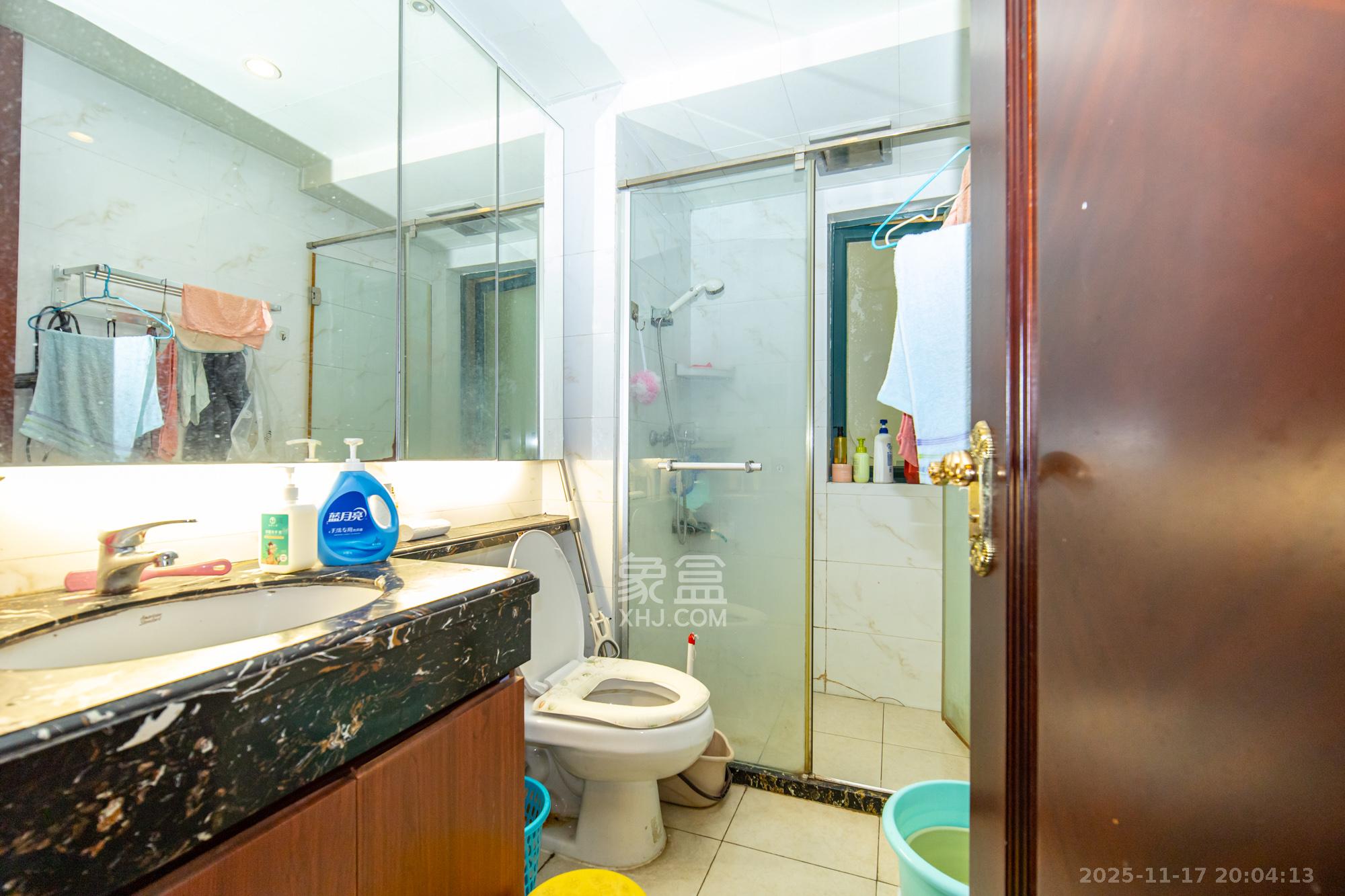 恒大翡翠华庭  2室2厅1卫    52.0万卫生间