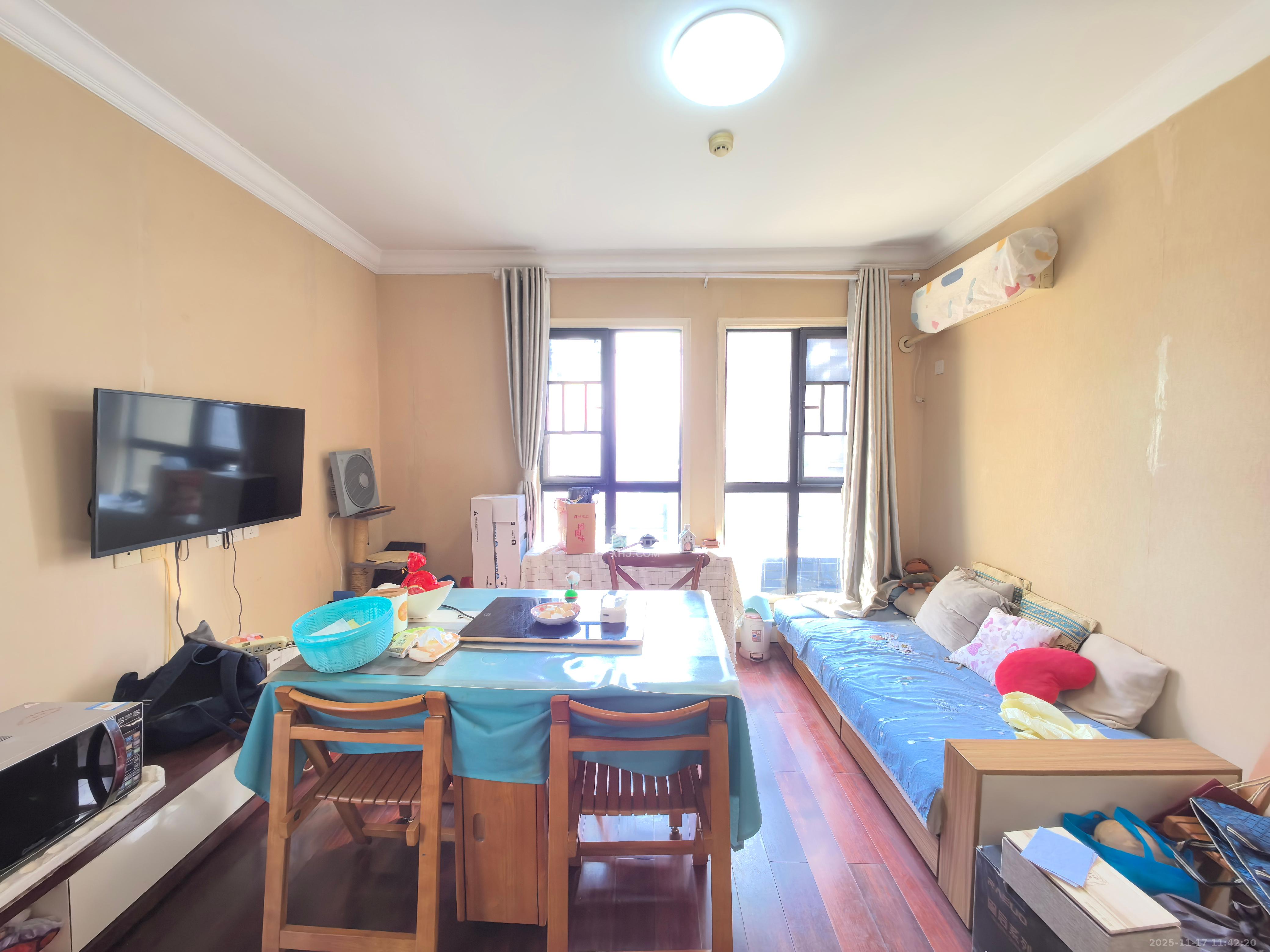 郡原广场  1室1厅1卫    2000.0元/月