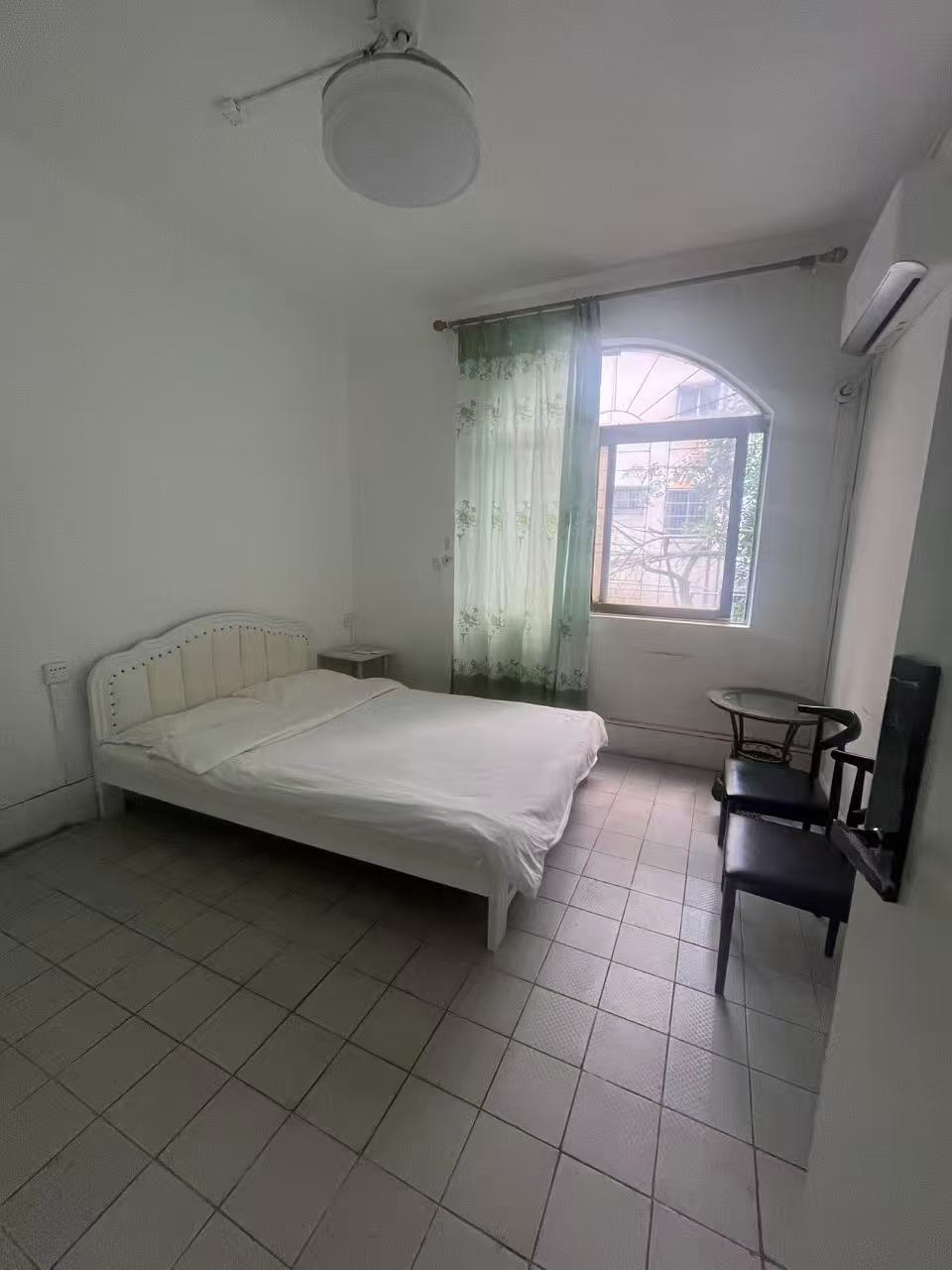 海房新村  10室3厅4卫    365.0万客厅