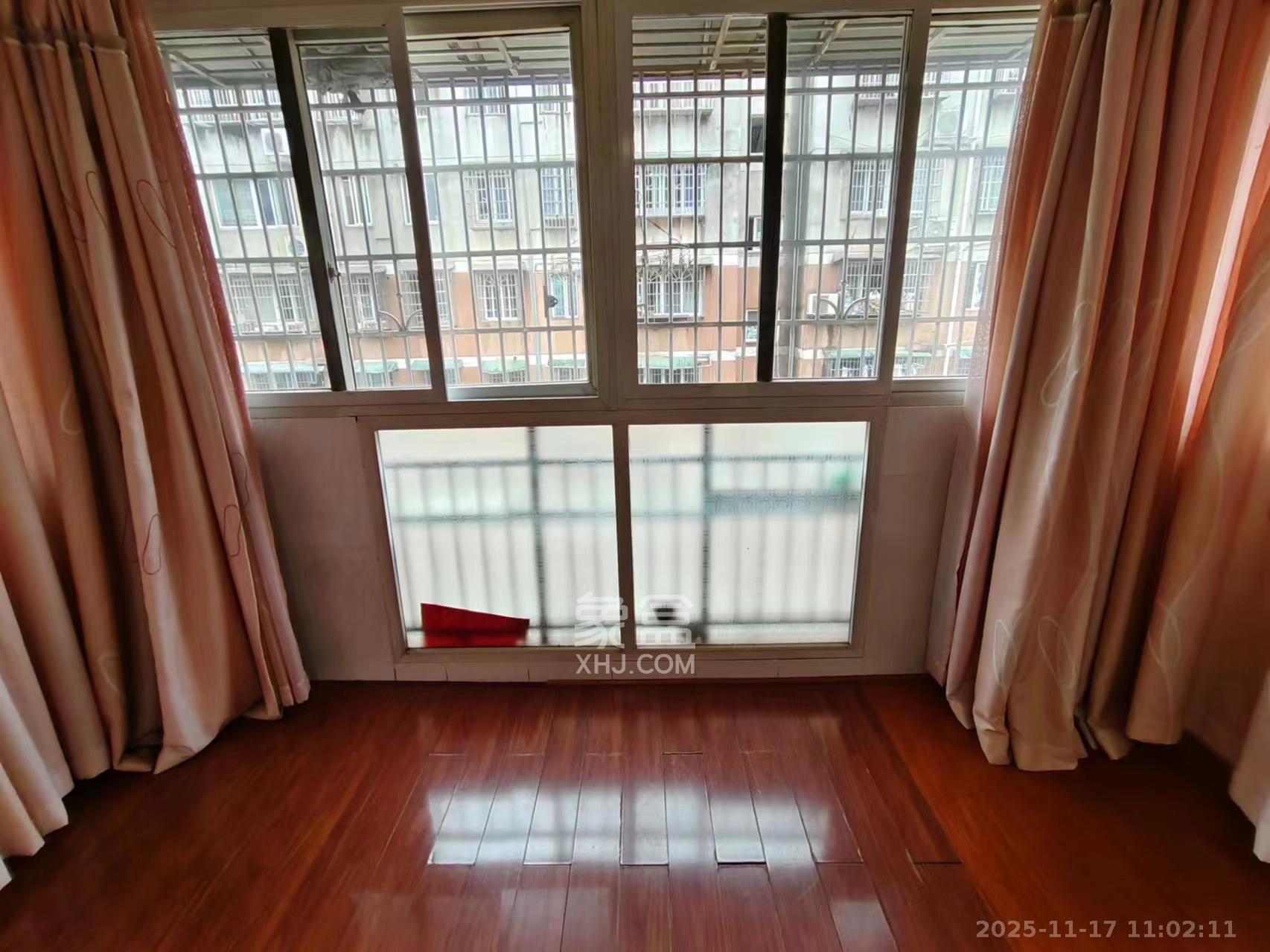 新桥小区  3室2厅2卫    2000.0元/月室内图