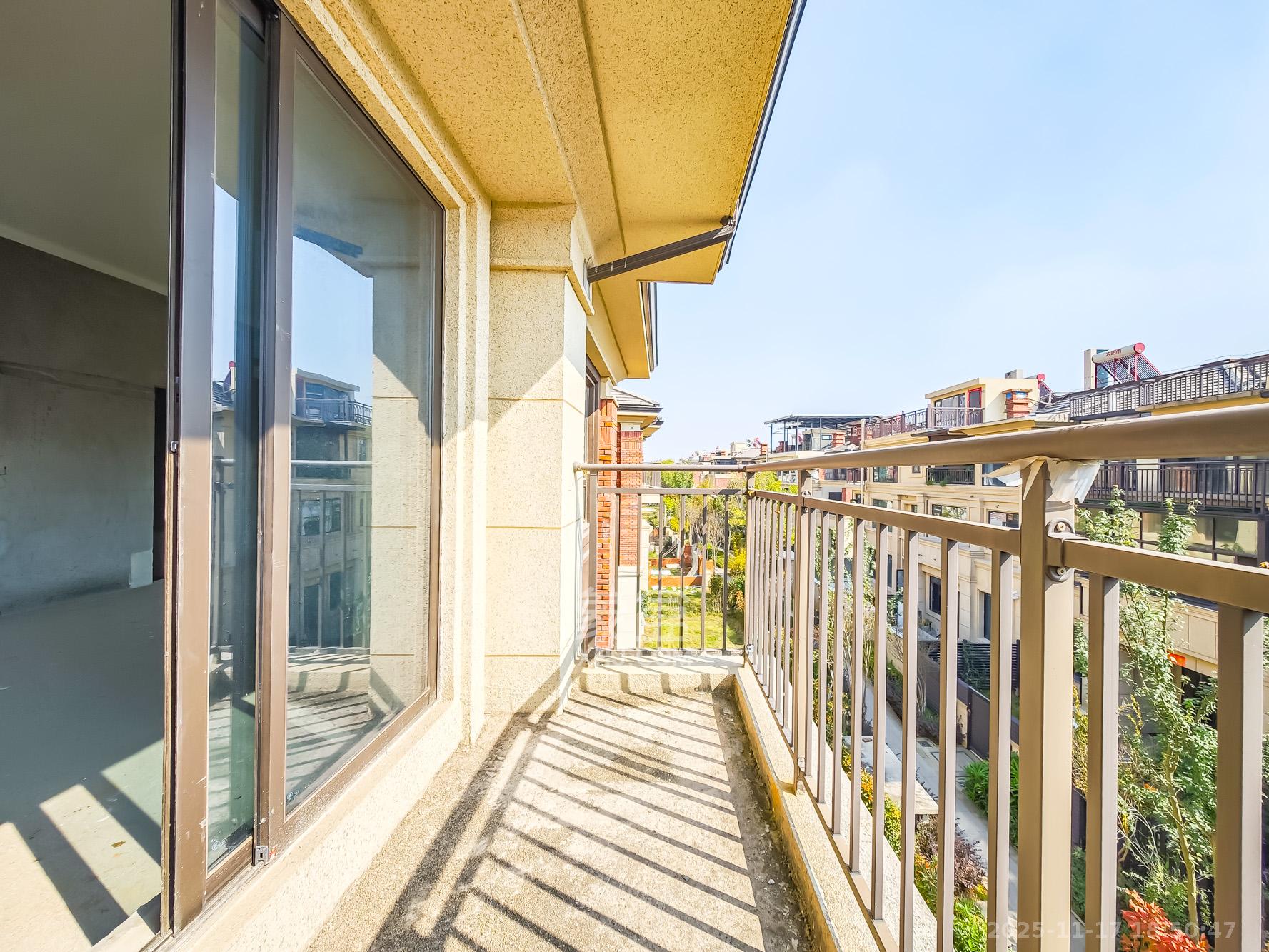 恒基旭辉湖山赋 5室3厅3卫 480.0万 恒基旭辉湖山赋 5室3厅3卫 480.0万阳台