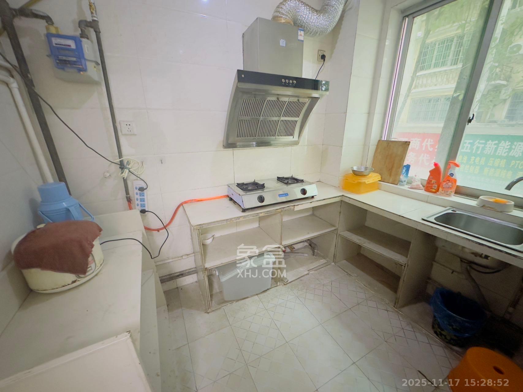 中南汽车世界  2室1厅1卫    1200.0元/月室内图